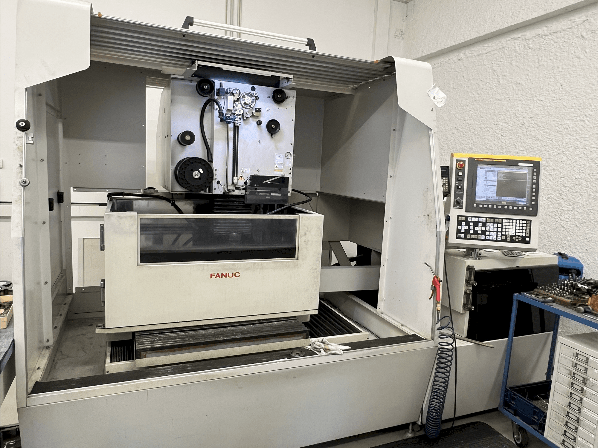 Widok z przodu maszyny FANUC Robocut Alpha 1-iD