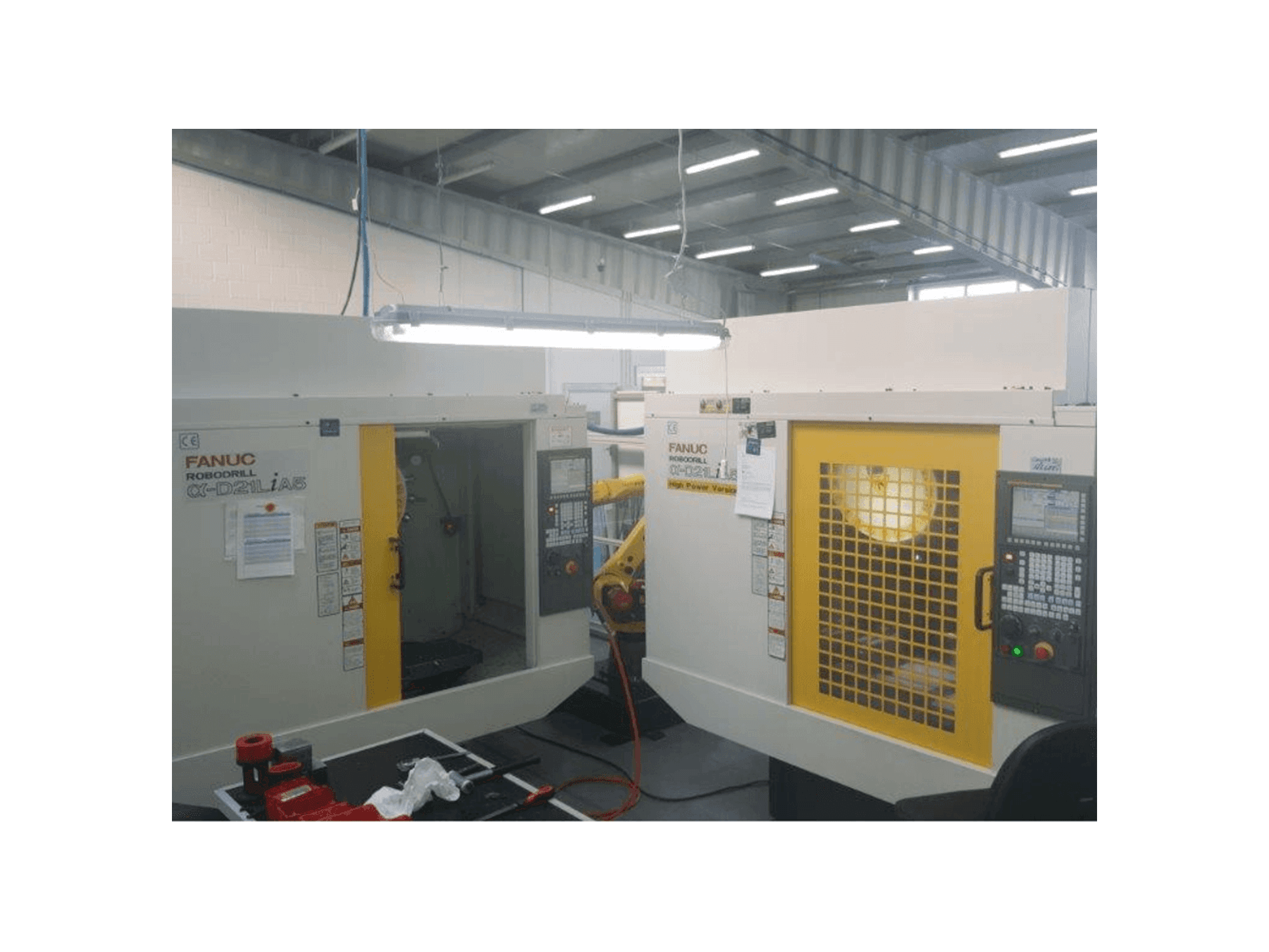 Widok z przodu maszyny FANUC RoboDrills D21LiA5 + M20iA/M35