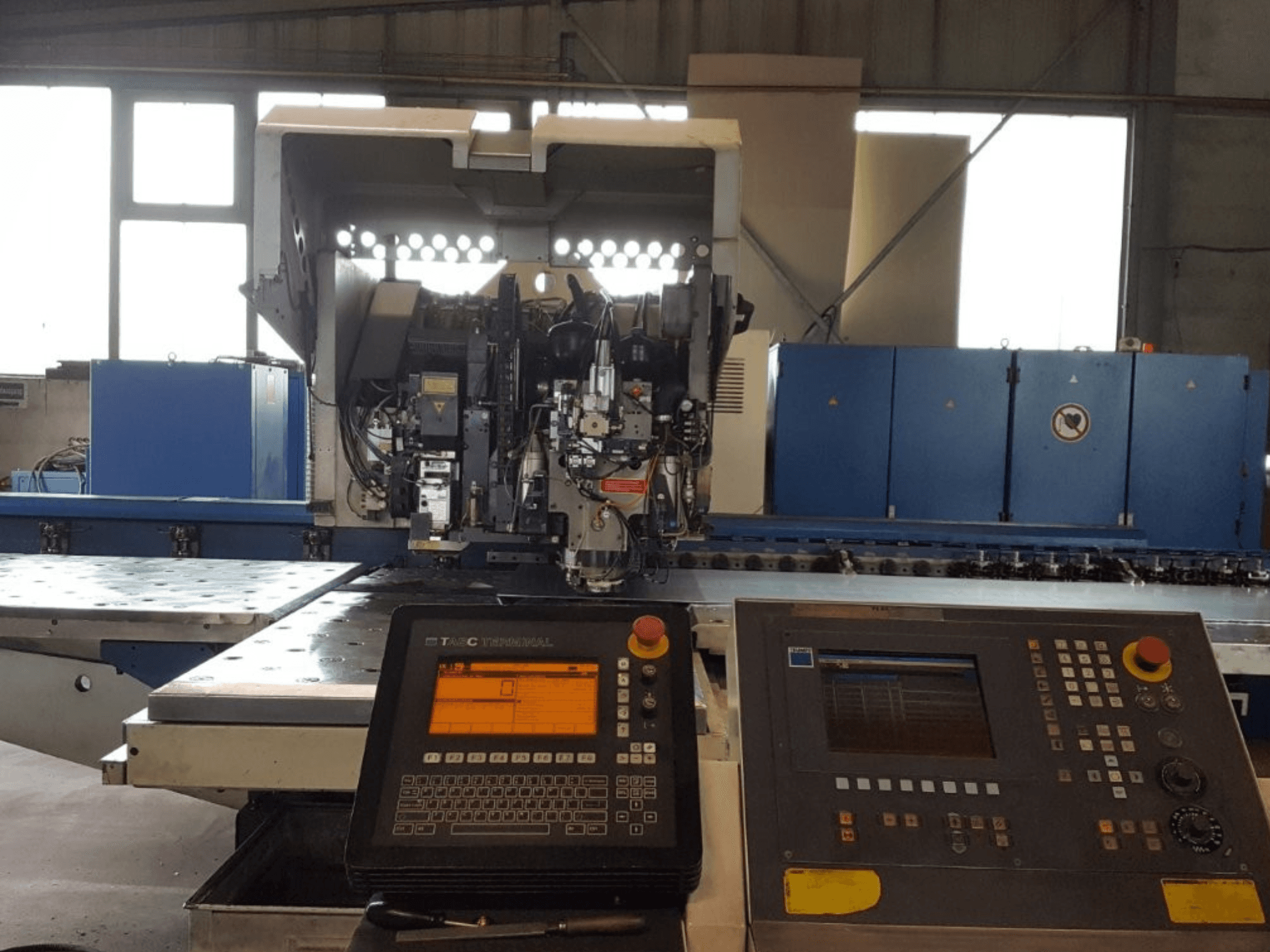 TRUMPF Trumatic 600L Punch-Laser Combo, widok z przodu, pokazujący panel sterowania i szczegóły maszyny w warunkach warsztatowych.