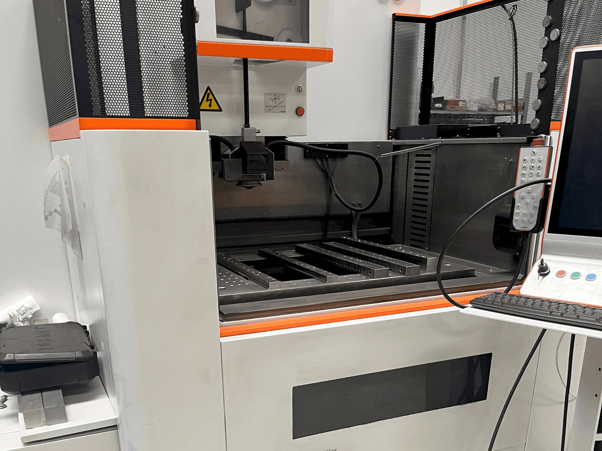 Widok z przodu maszyny AgieCharmilles CUT E 600