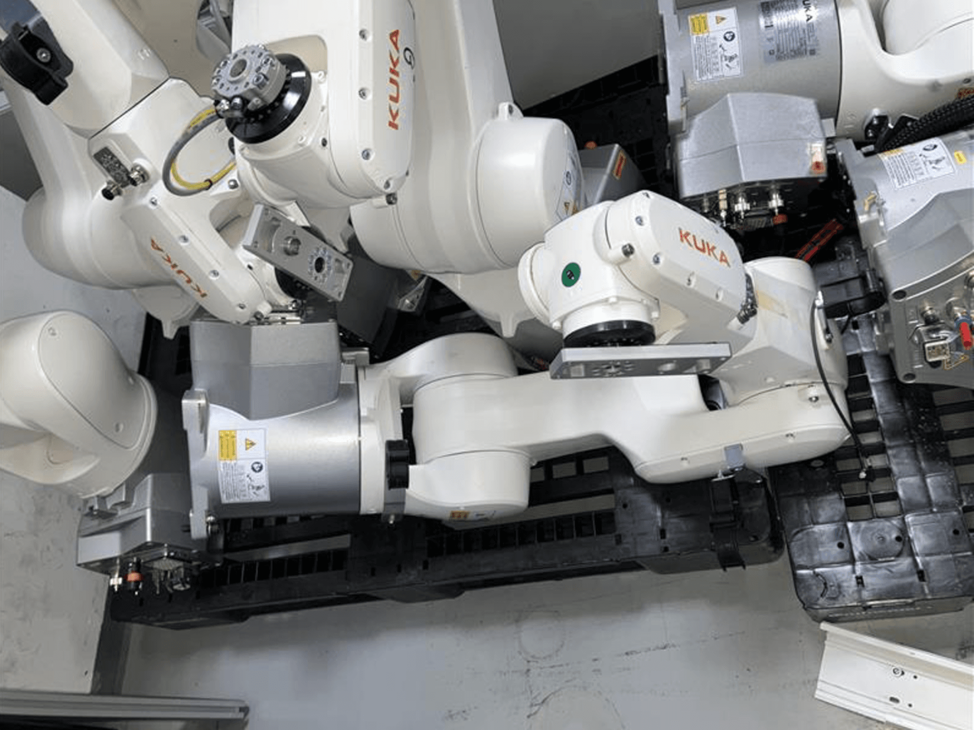 Ramię robota KUKA KR 10 R900-2 widziane z góry, prezentujące przeguby i silniki napędowe w warunkach przemysłowych.