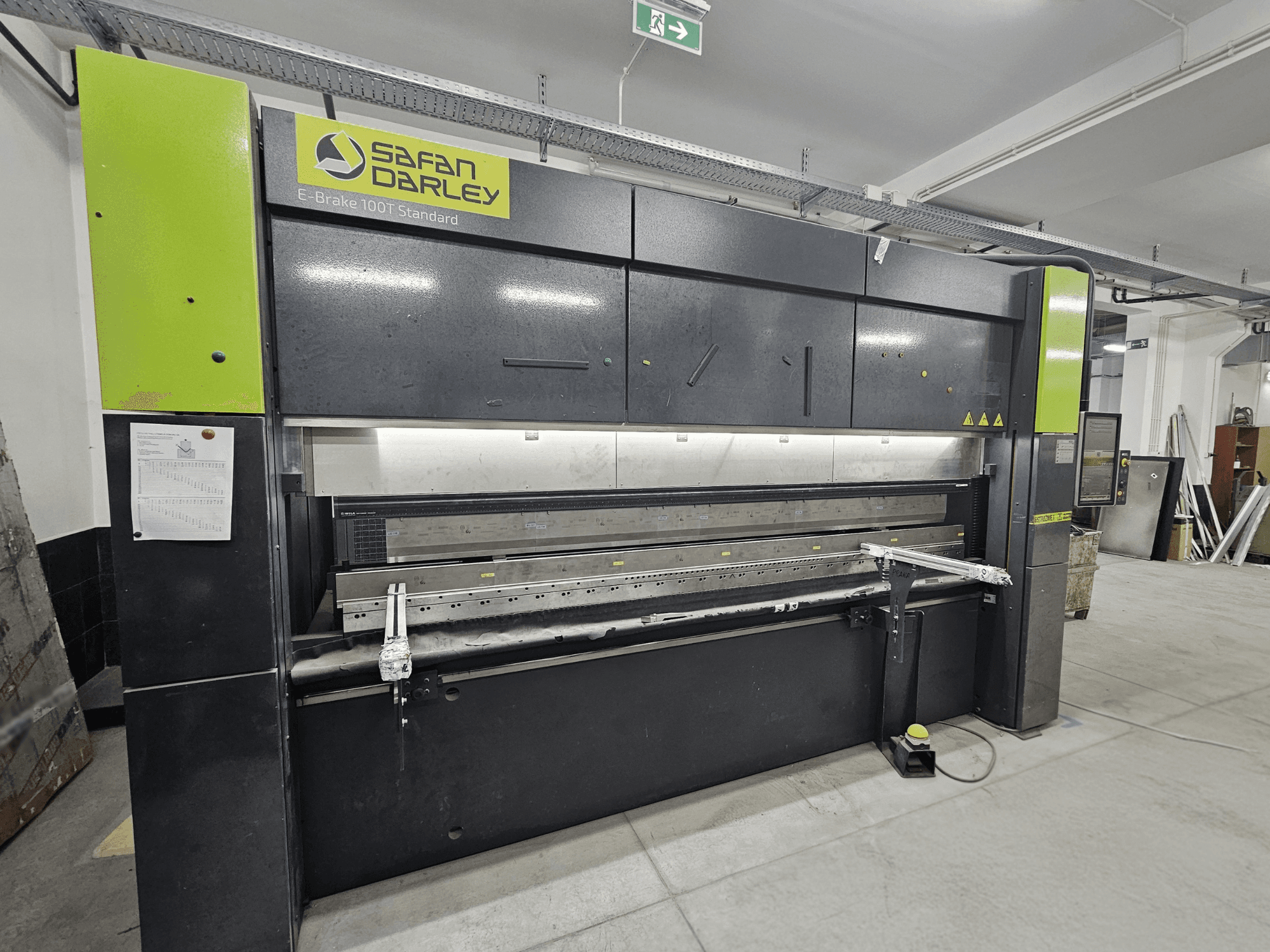 SafanDarley E-Brake 100T Standard, widok z przodu; hydrauliczna giętarka z panelem sterowania, pedałem nożnym i funkcjami bezpieczeństwa.