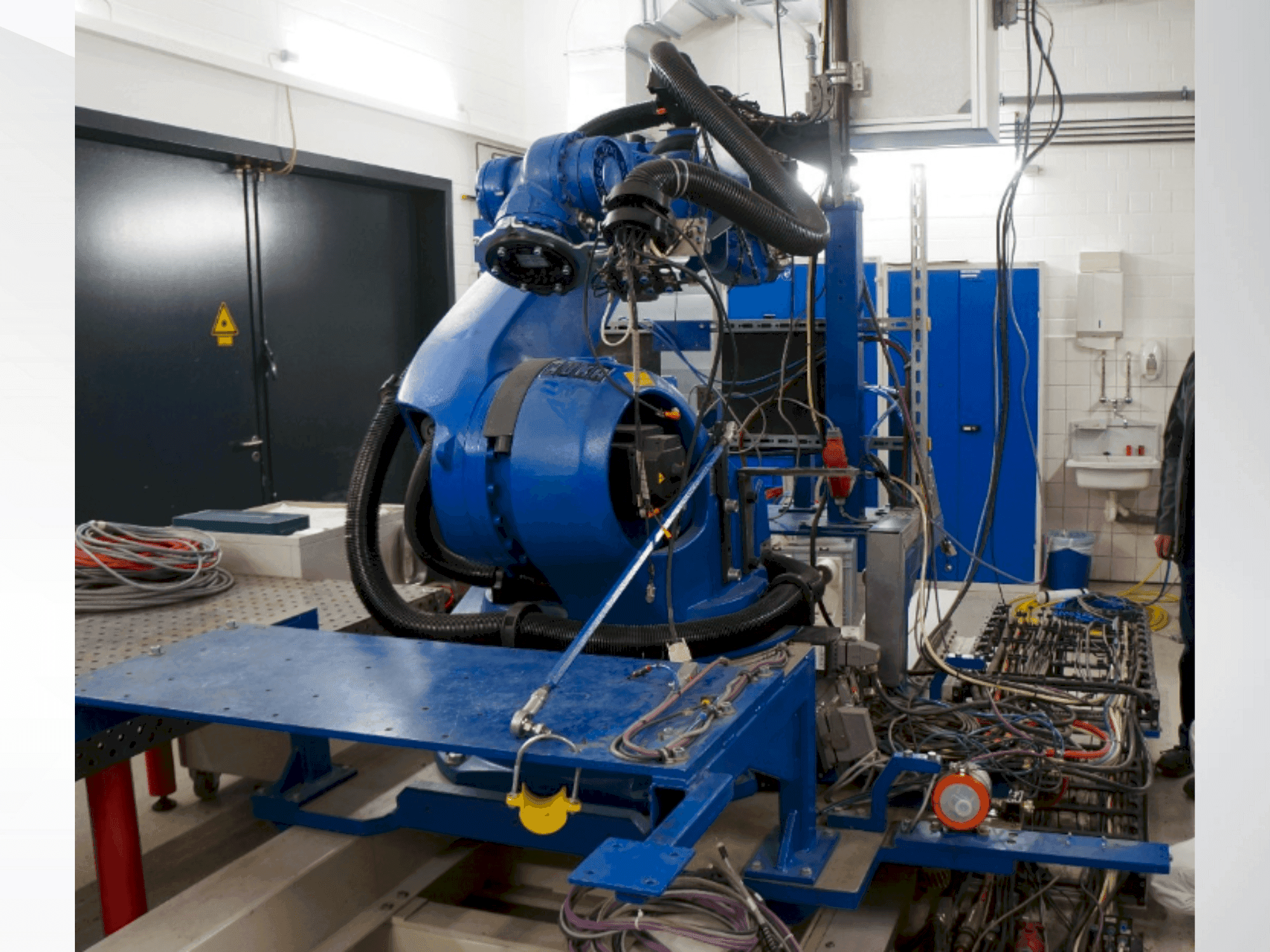 Widok z boku maszyny KUKA KR 100-2 HA 2000