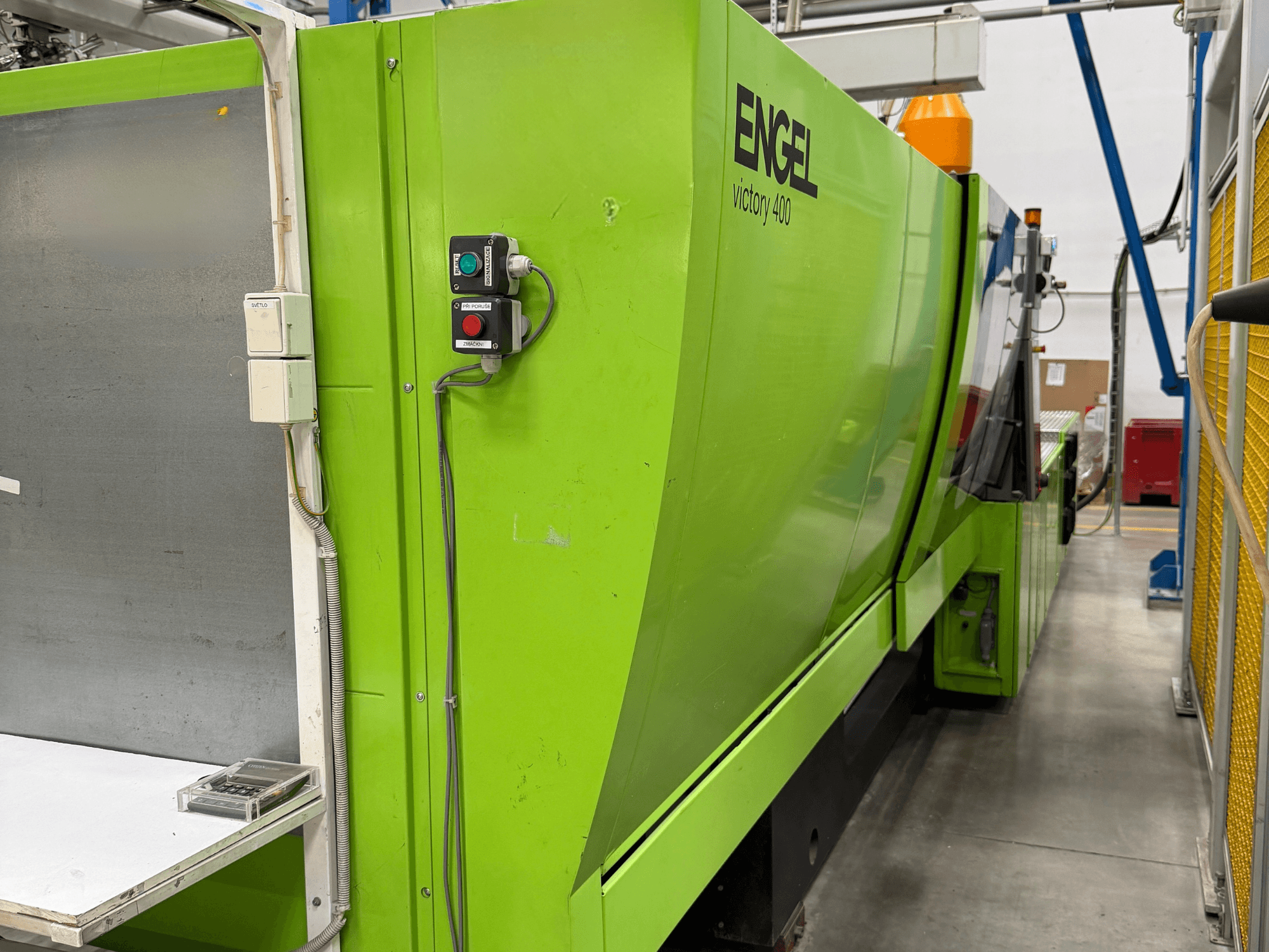 Hydrauliczna wtryskarka Engel Victory 400, widok z boku, z panelem sterowania i zieloną obudową.