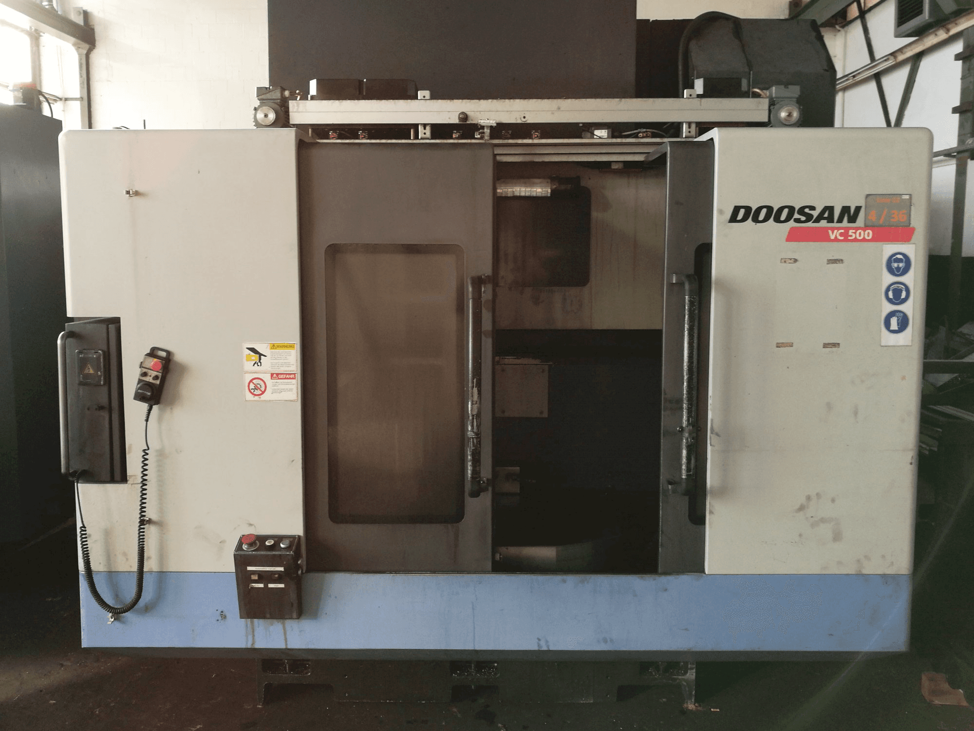 Widok z przodu maszyny Doosan VC 500