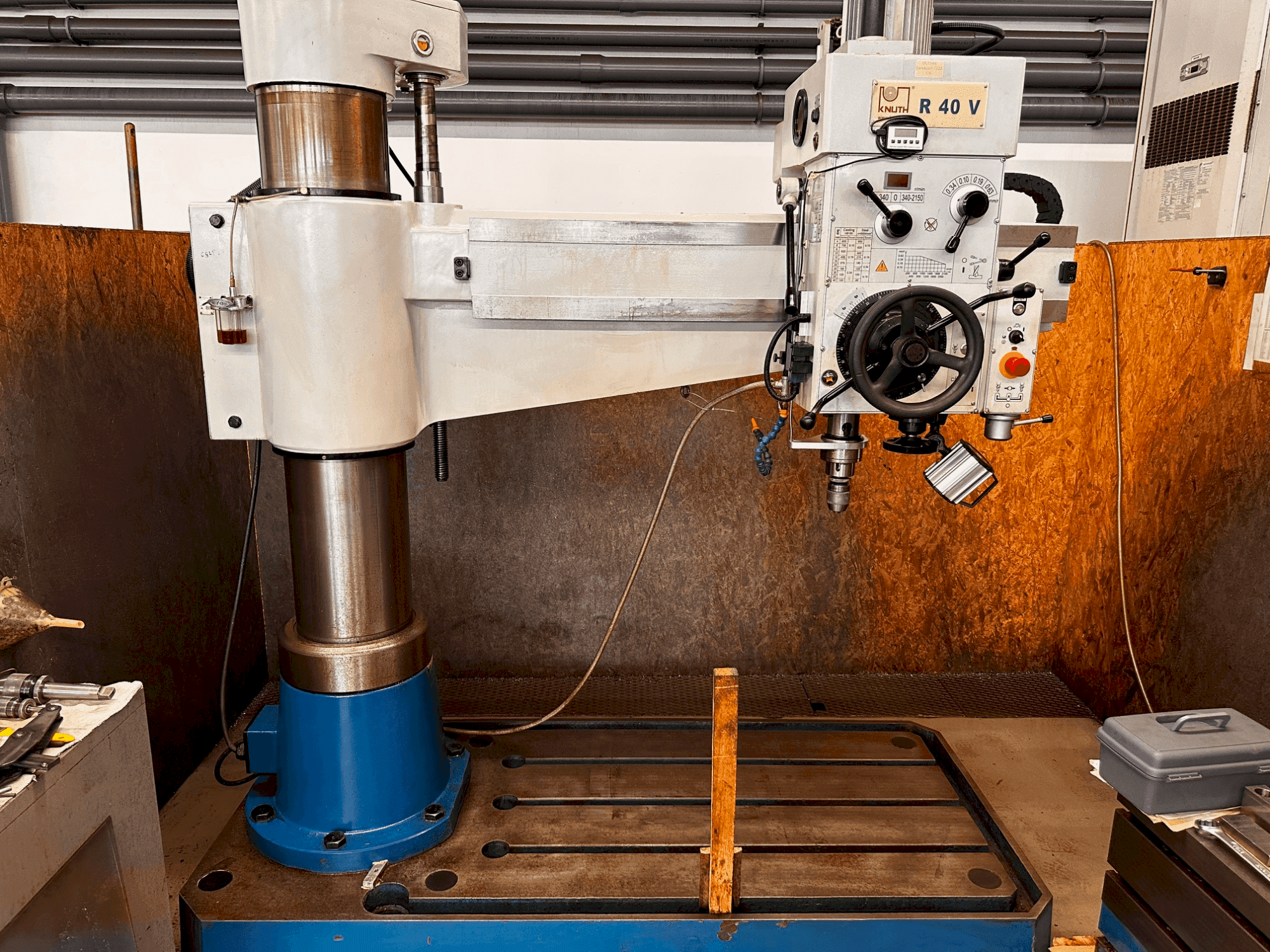 Widok z przodu maszyny KNUTH R40V
