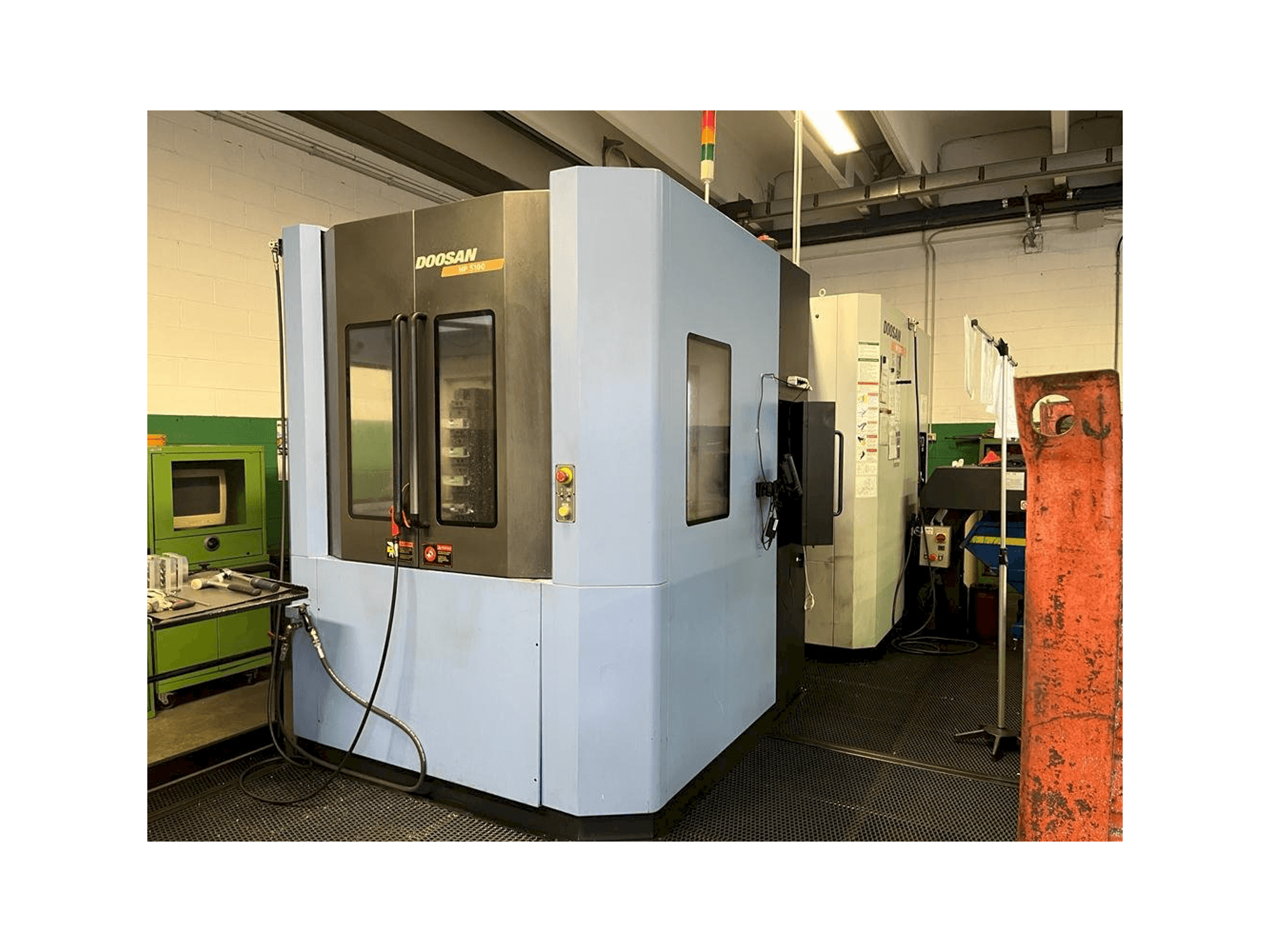 Widok lewej strony maszyny Doosan HP5100