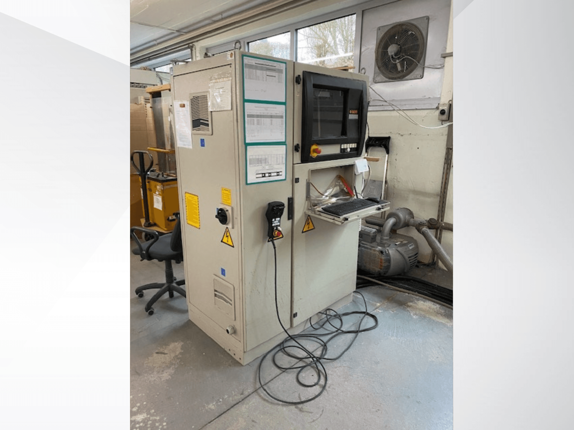 Centrum obróbcze CNC do drewna SCM Record 240 w widoku z boku, z panelem sterowania, etykietami bezpieczeństwa i podłączone do silnika.