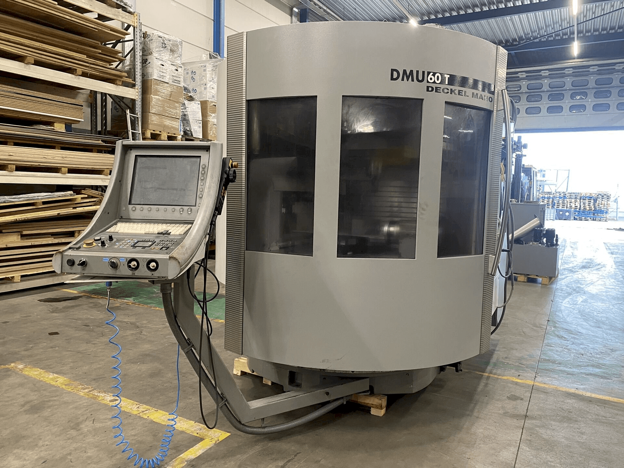 Widok z przodu maszyny DECKEL MAHO DMU60T