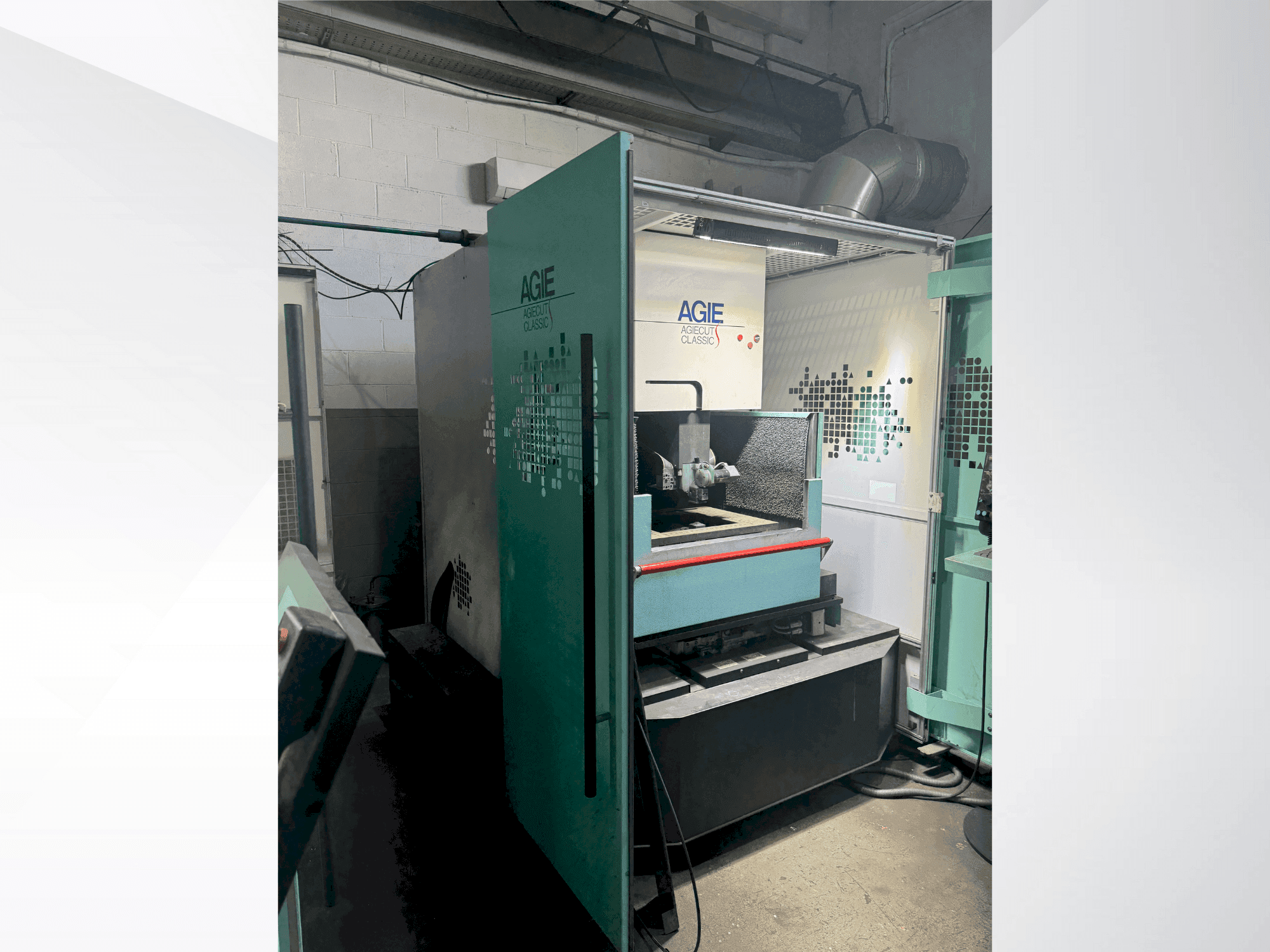 Widok z przodu maszyny AGIE Agiecut Classic S