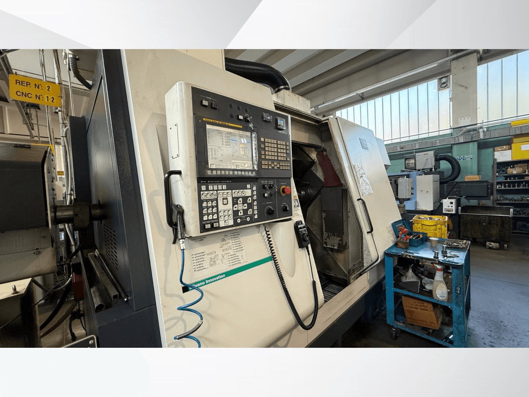 Miyano ABX64 YY2 tokarka pozioma widok z przodu, z panelem sterowania, z narzędziami i wyposażeniem w warunkach warsztatowych.