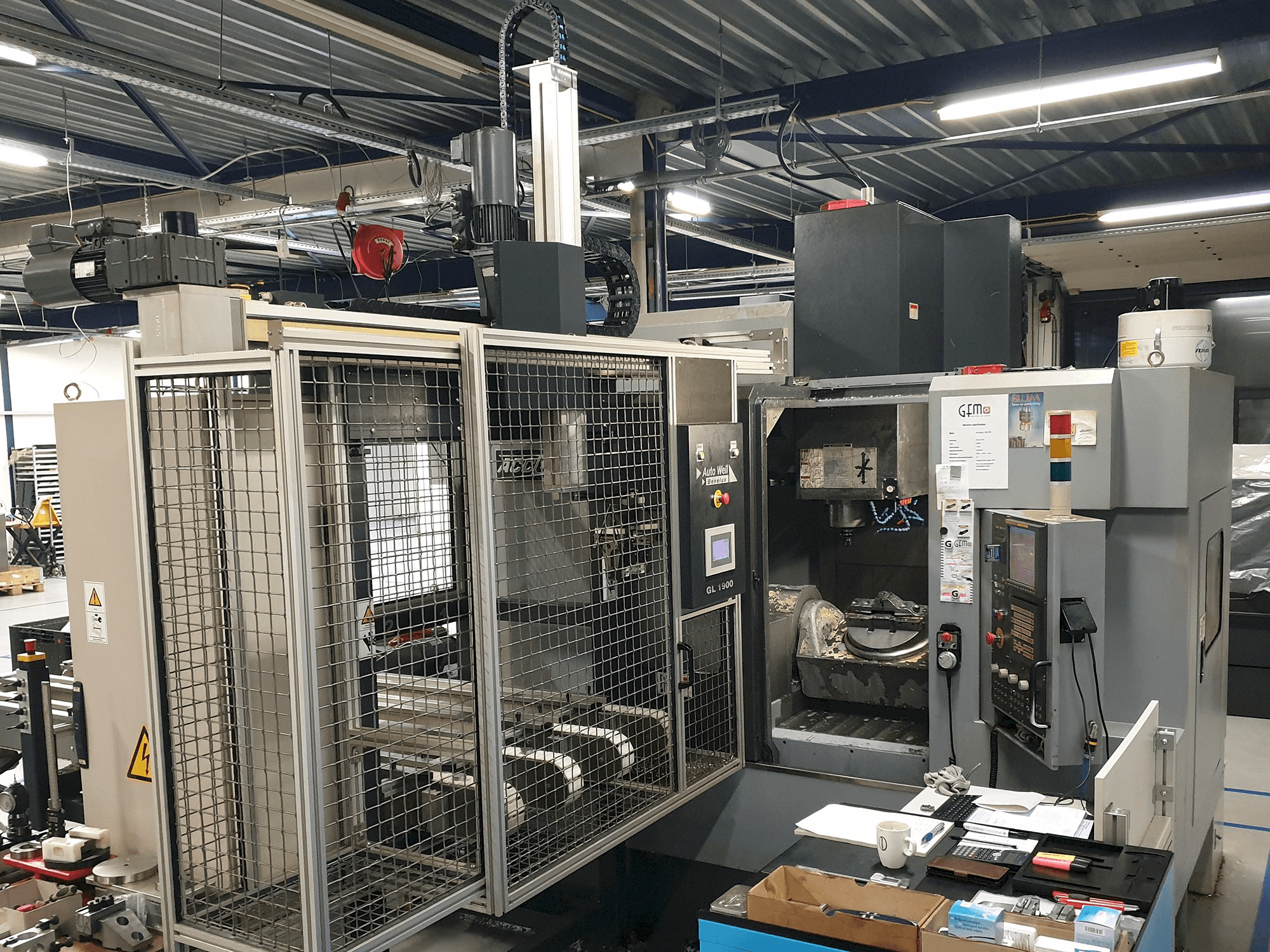 Widok z lewej maszyny ACCUWAY UM - 350V5