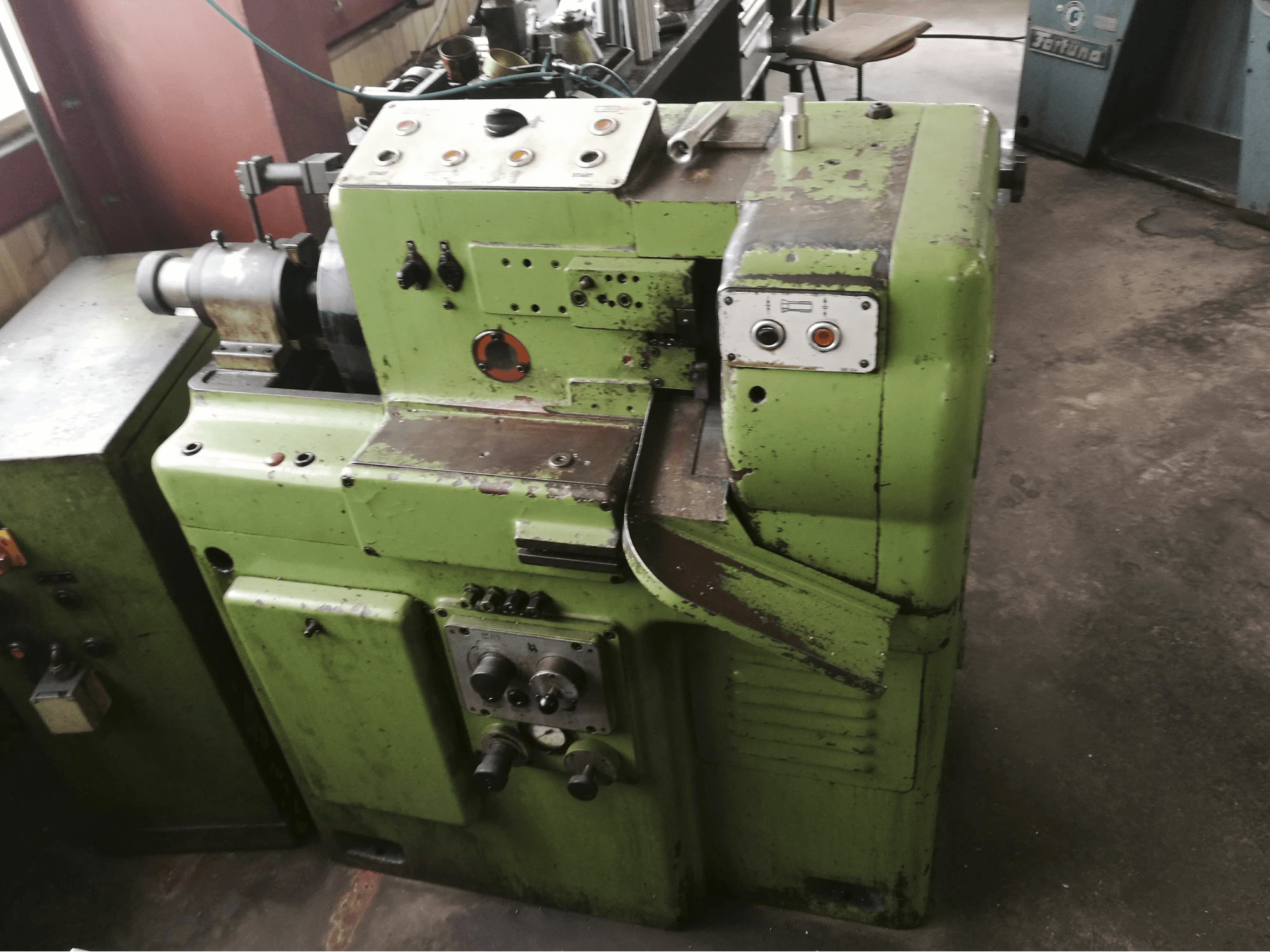 Widok z przodu maszyny Hahn+Kolb Tornomat 2-672