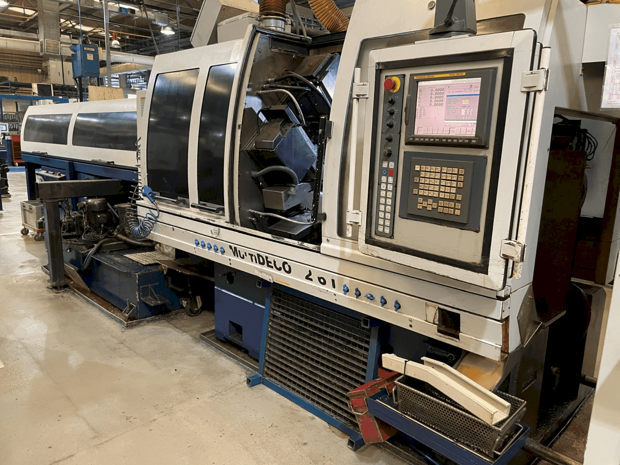 Widok z przodu maszyny TORNOS MultiDeco 32-6i