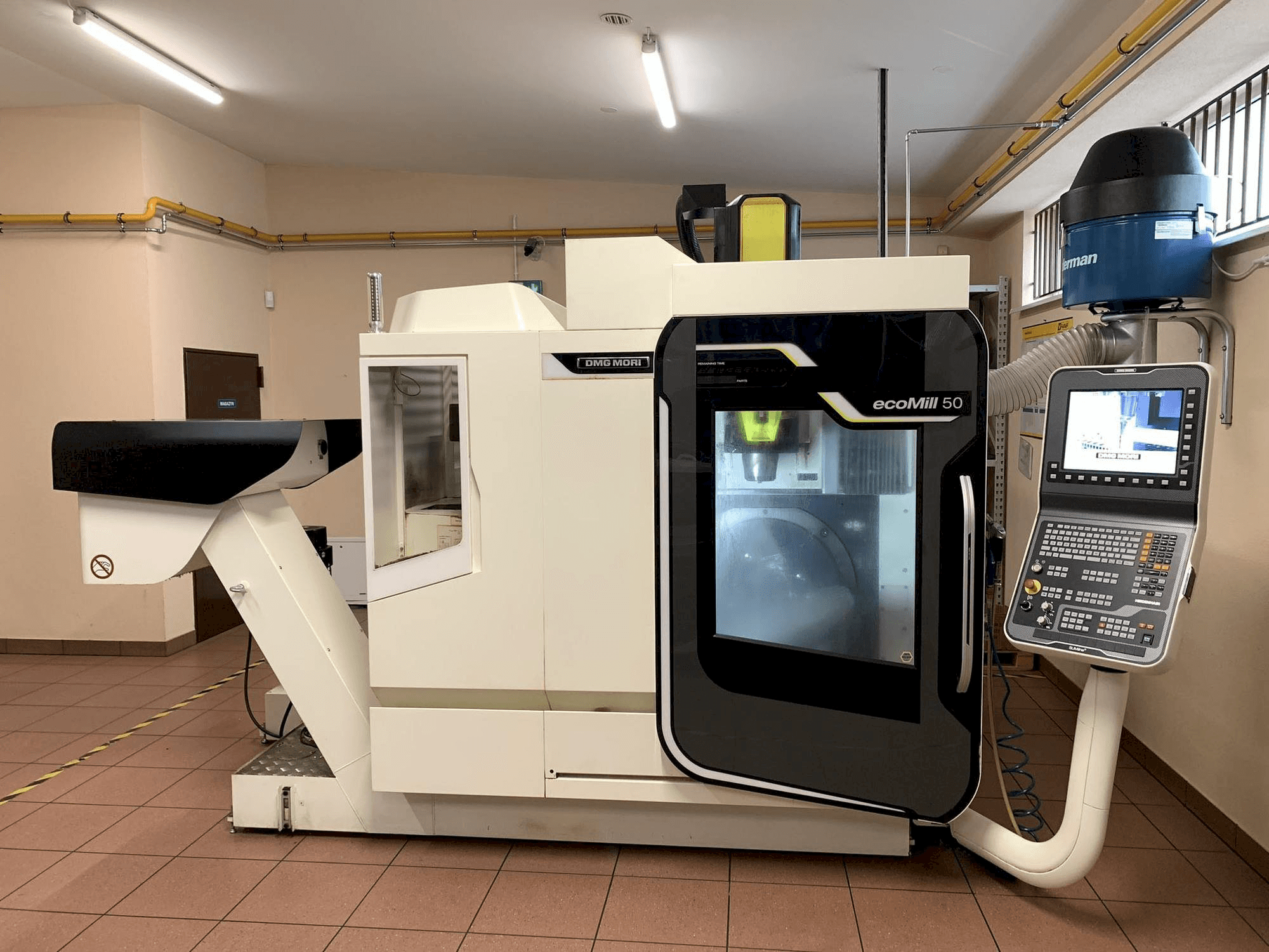 Widok z przodu maszyny DMG MORI ecoMill 50