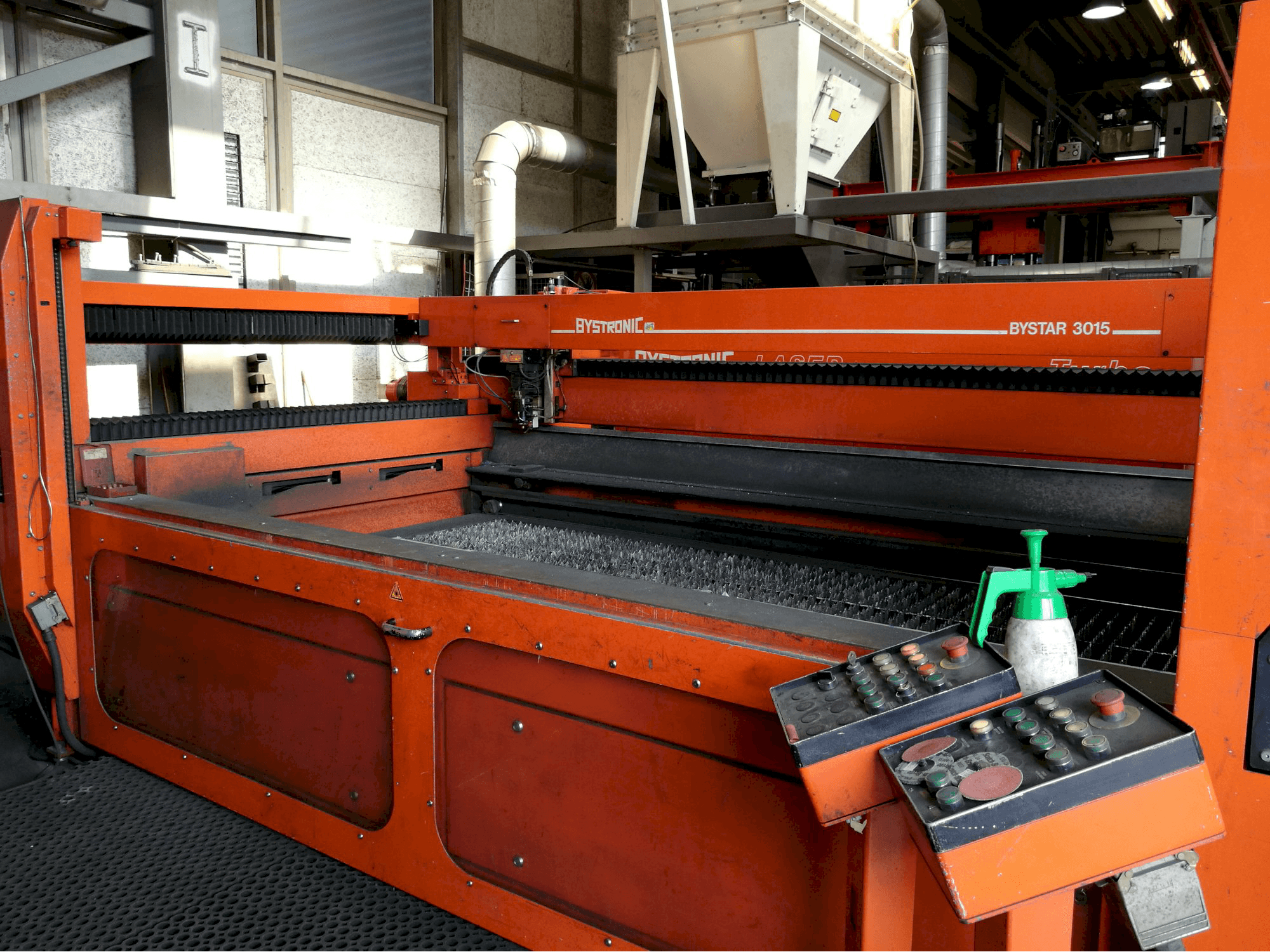 Widok z prawej maszyny Bystronic Bystar 3015