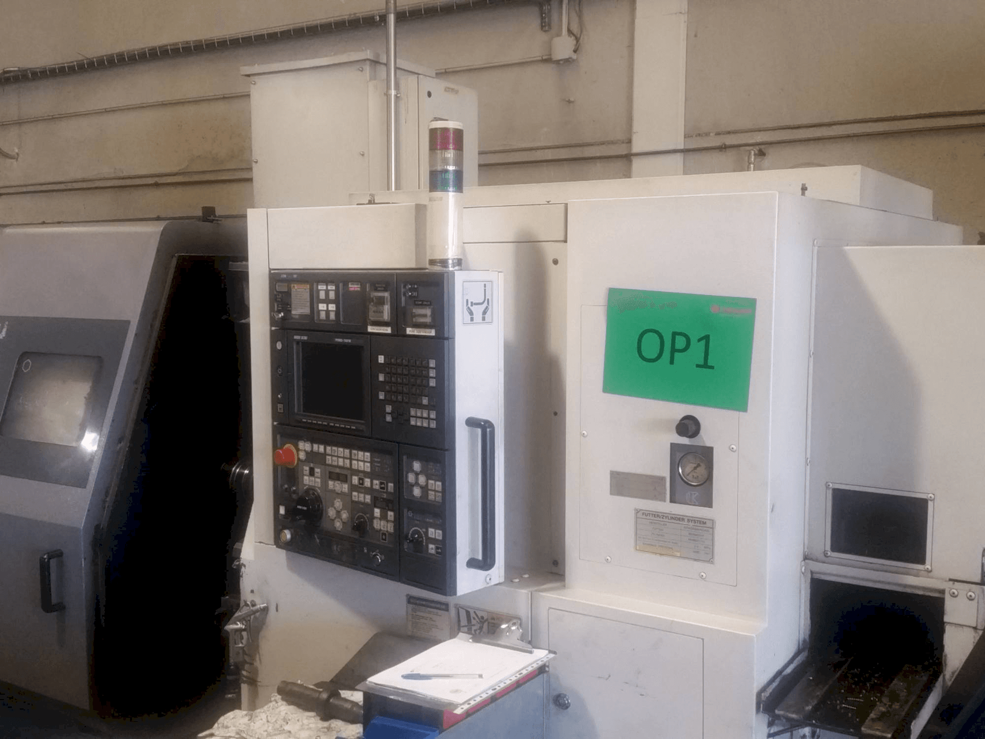 Widok z przodu maszyny MORI SEIKI ZL 200 MSC