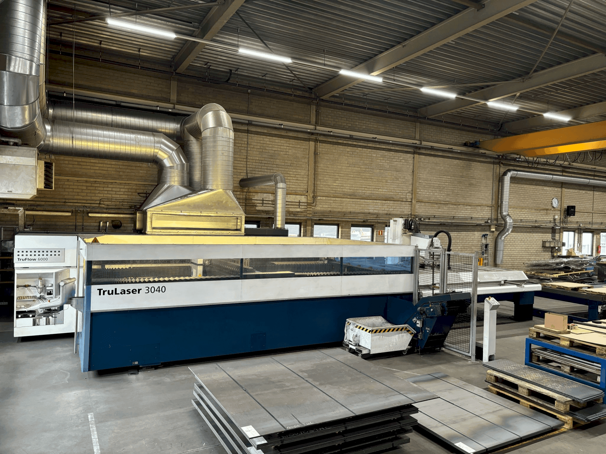Widok z przodu maszyny TRUMPF TruLaser 3040 + LiftMaster