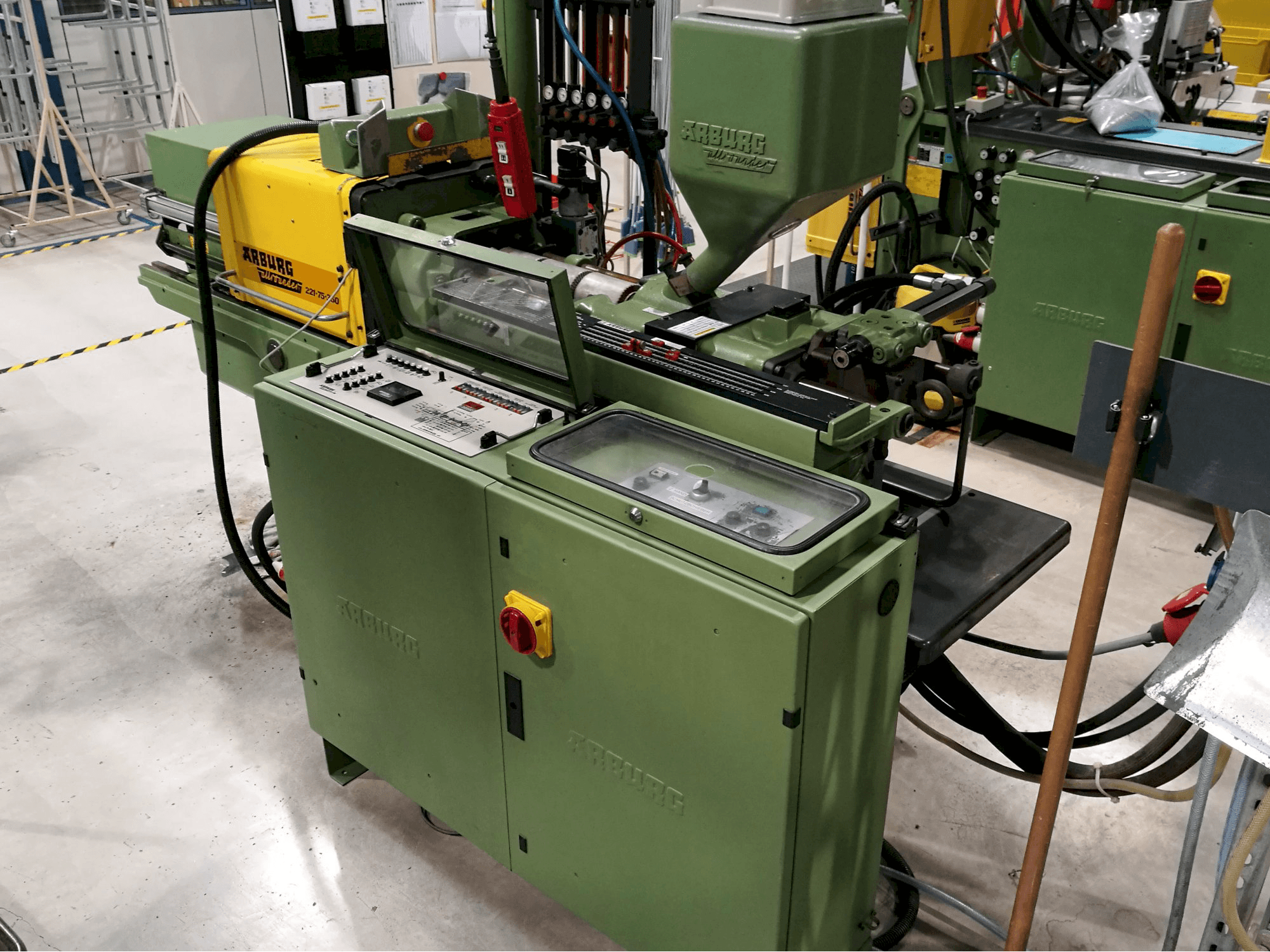 Widok z prawej maszyny Arburg Allrounder 221-75-350