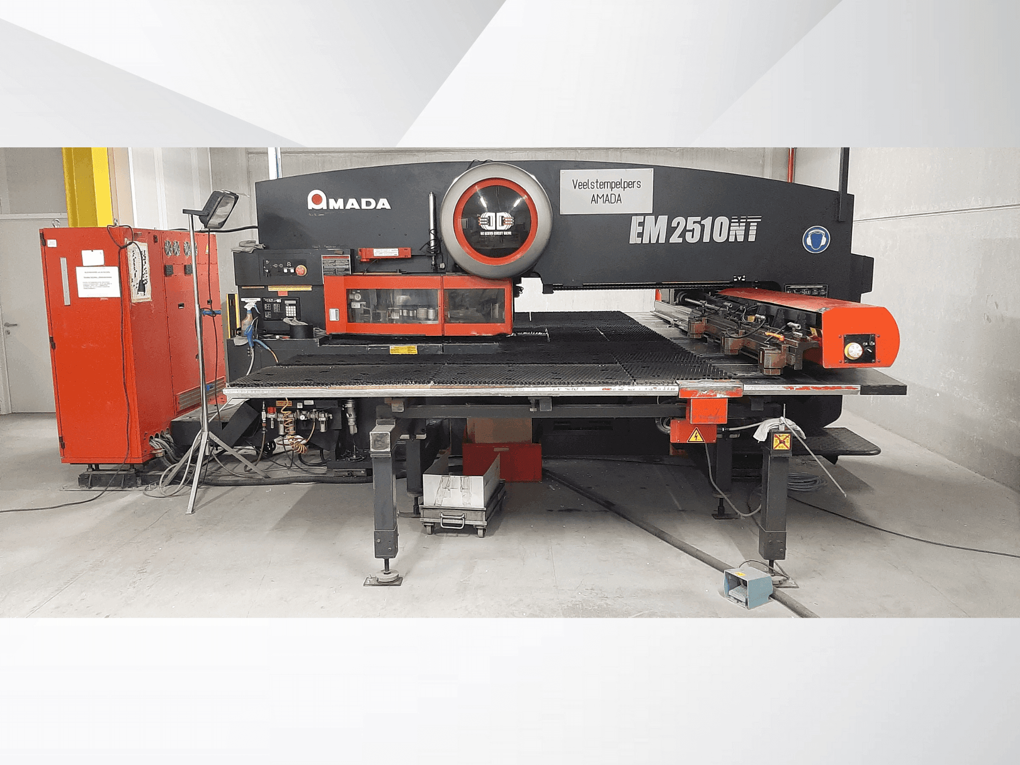 Widok z przodu maszyny AMADA EM2510NT