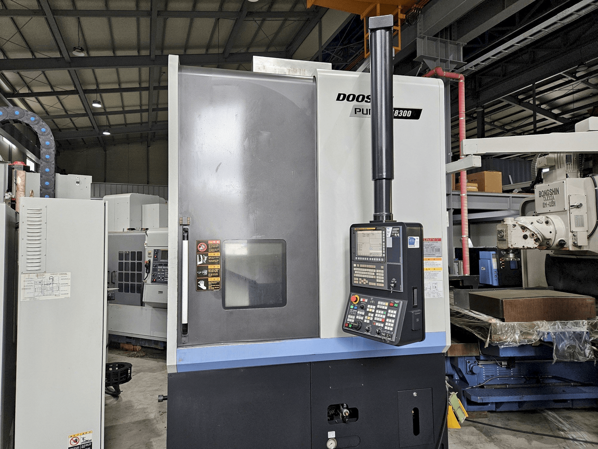 Widok z przodu maszyny DOOSAN PUMA V8300