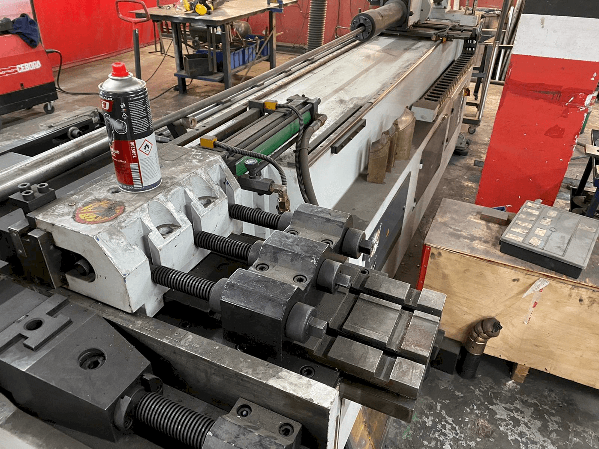 Widok z przodu maszyny Segura Llunell SB-76-NCBL