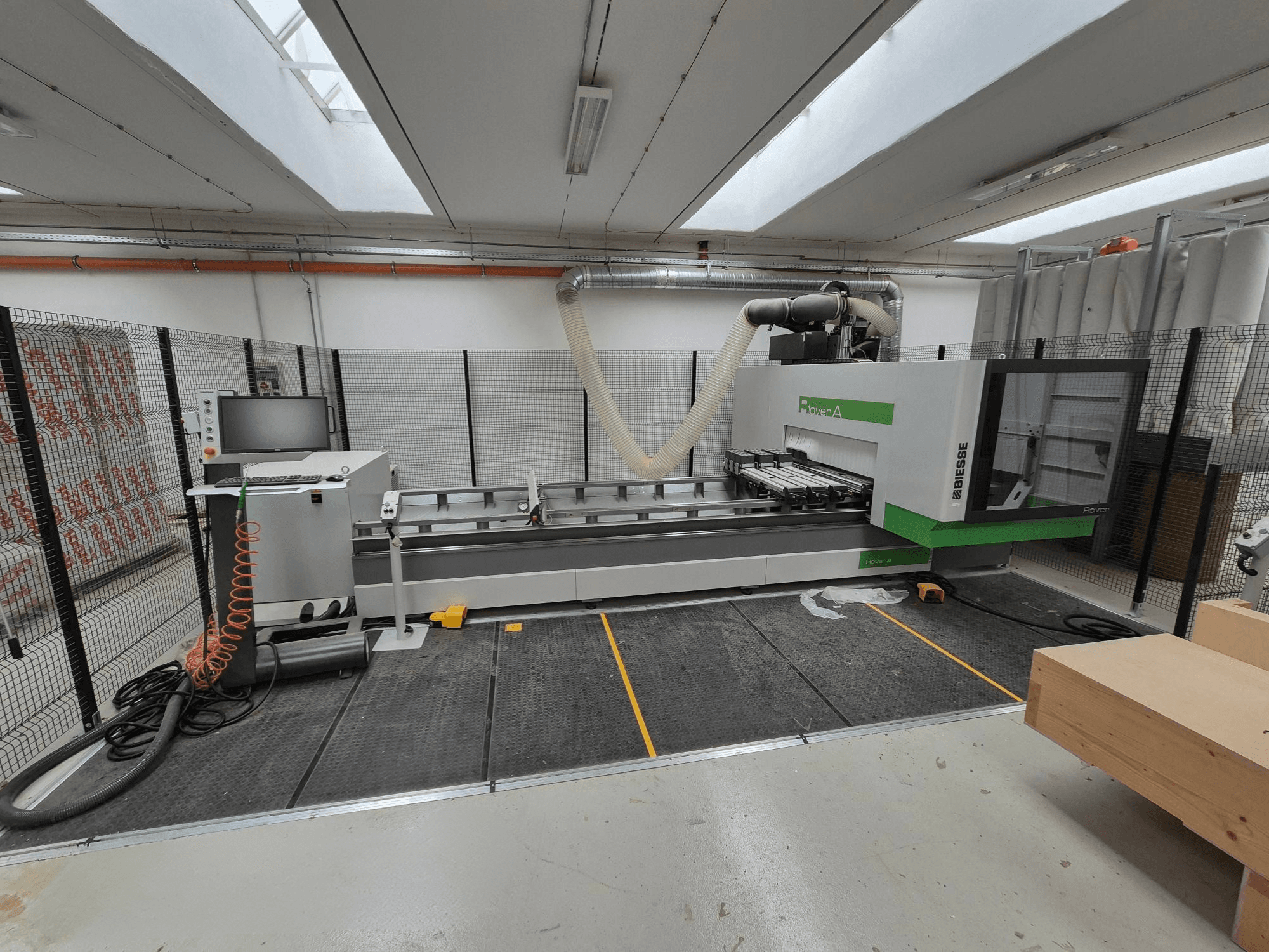 Biesse Rover Maszyna CNC w warsztacie, widok z przodu. Zawiera panel sterowania, system próżniowy i powierzchnię roboczą.
