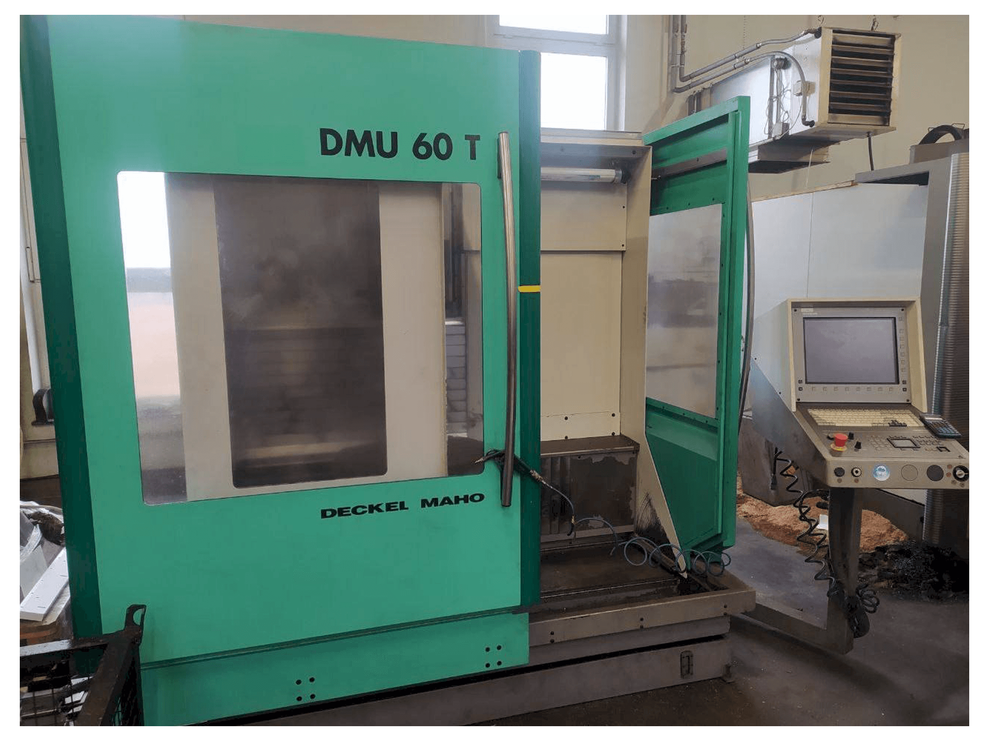 Widok z przodu maszyny DECKEL MAHO DMU 60 T