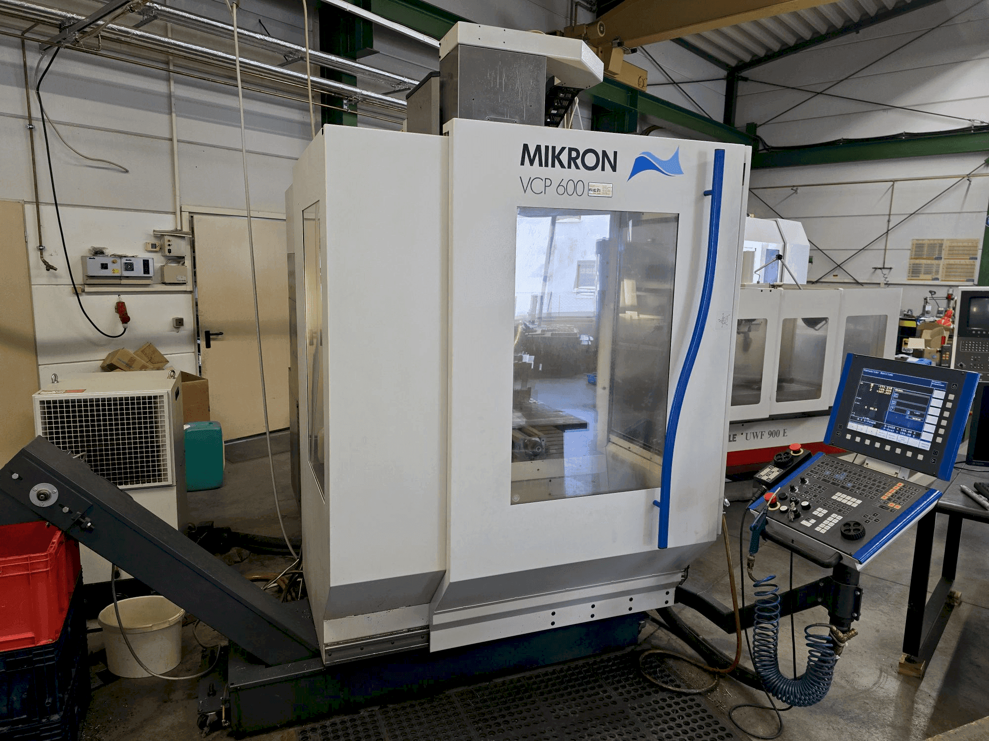 Widok z przodu maszyny MIKRON VCP 600
