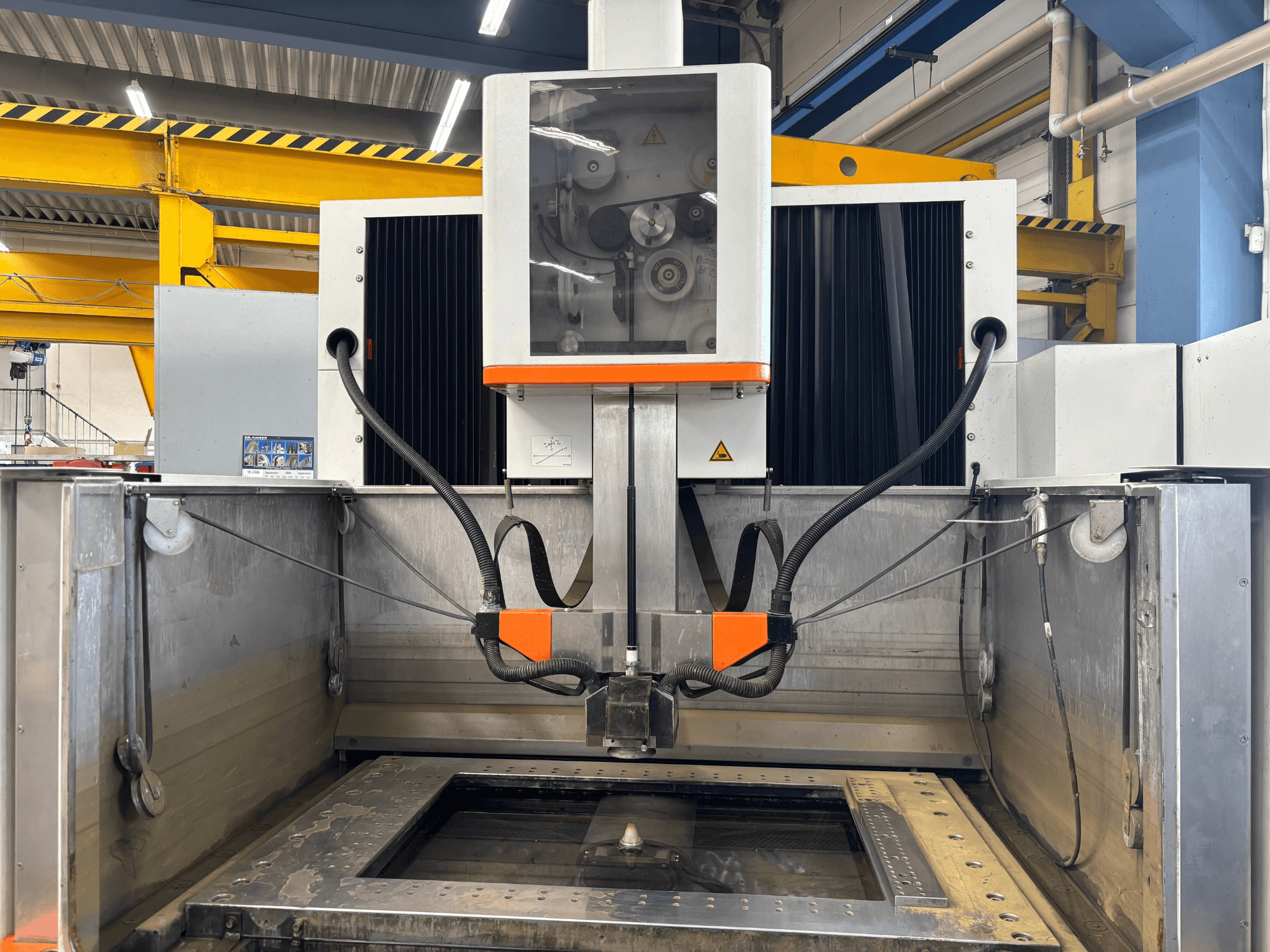Elektroerozyjna maszyna drutowa +GF+ AGIECHARMILLES CUT 400 Sp – widok z przodu przedstawiający stół roboczy i mechanizmy robocze.