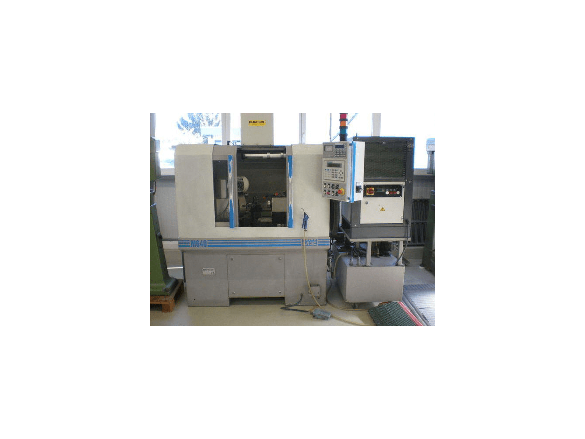 Widok z przodu maszyny Monnier & Zahner M640