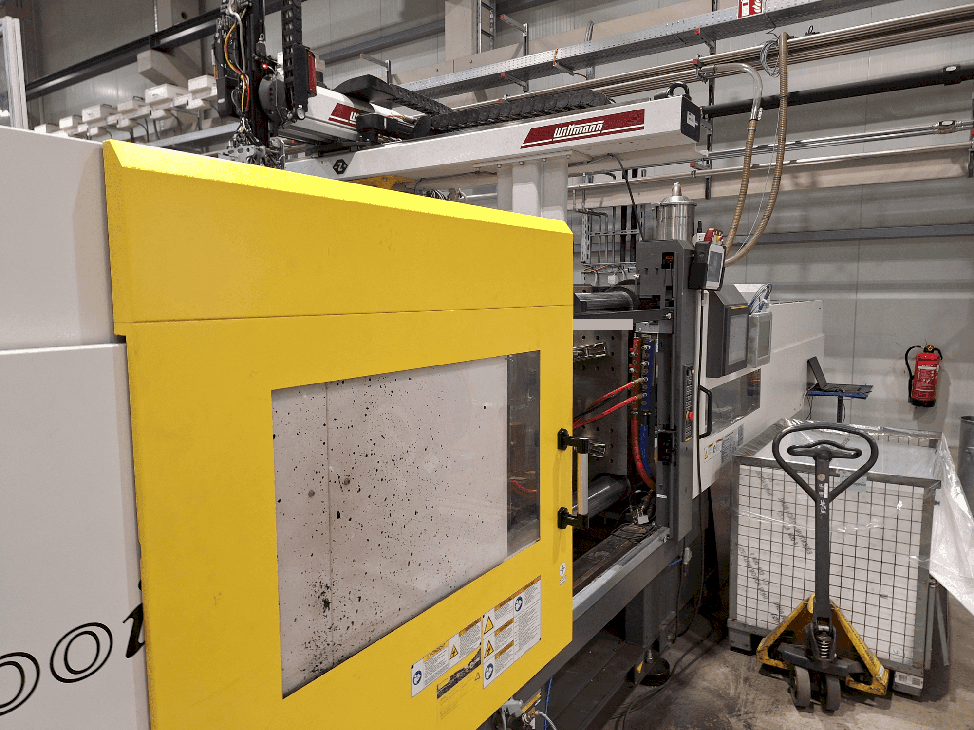 Widok z przodu maszyny FANUC Roboshot S300iA