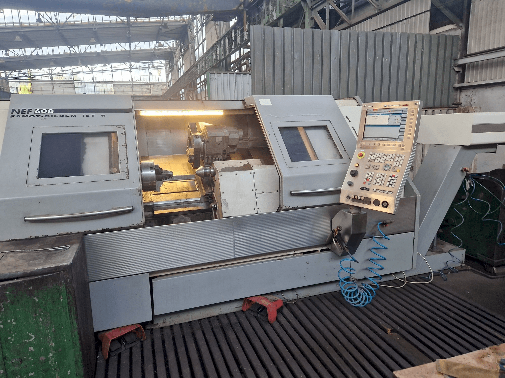 Widok z przodu maszyny DMG GILDEMEISTER NEF 600