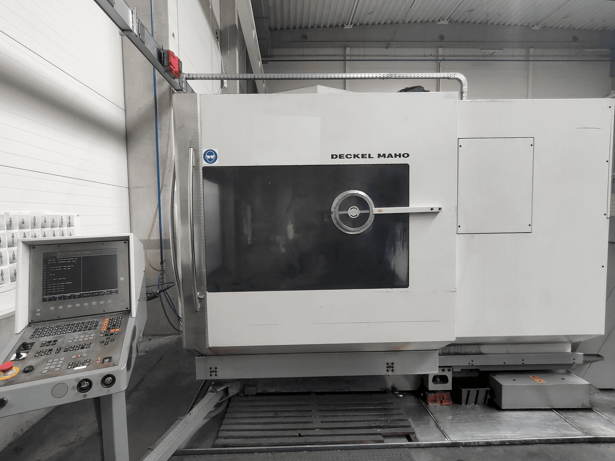 Widok z przodu maszyny DECKEL MAHO DMU 60P