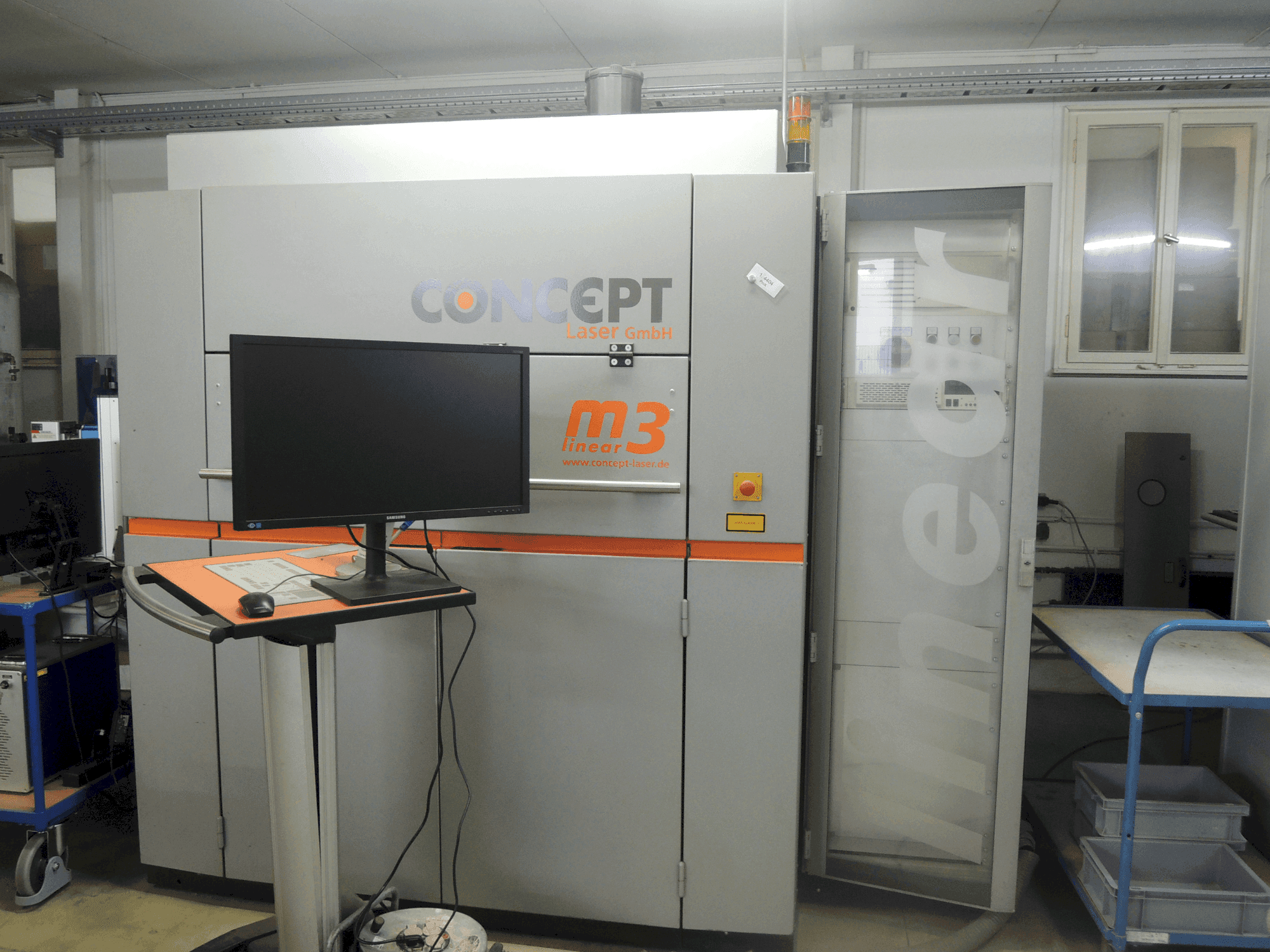 Widok z przodu maszyny CONCEPT LASER LASER M3 Linear