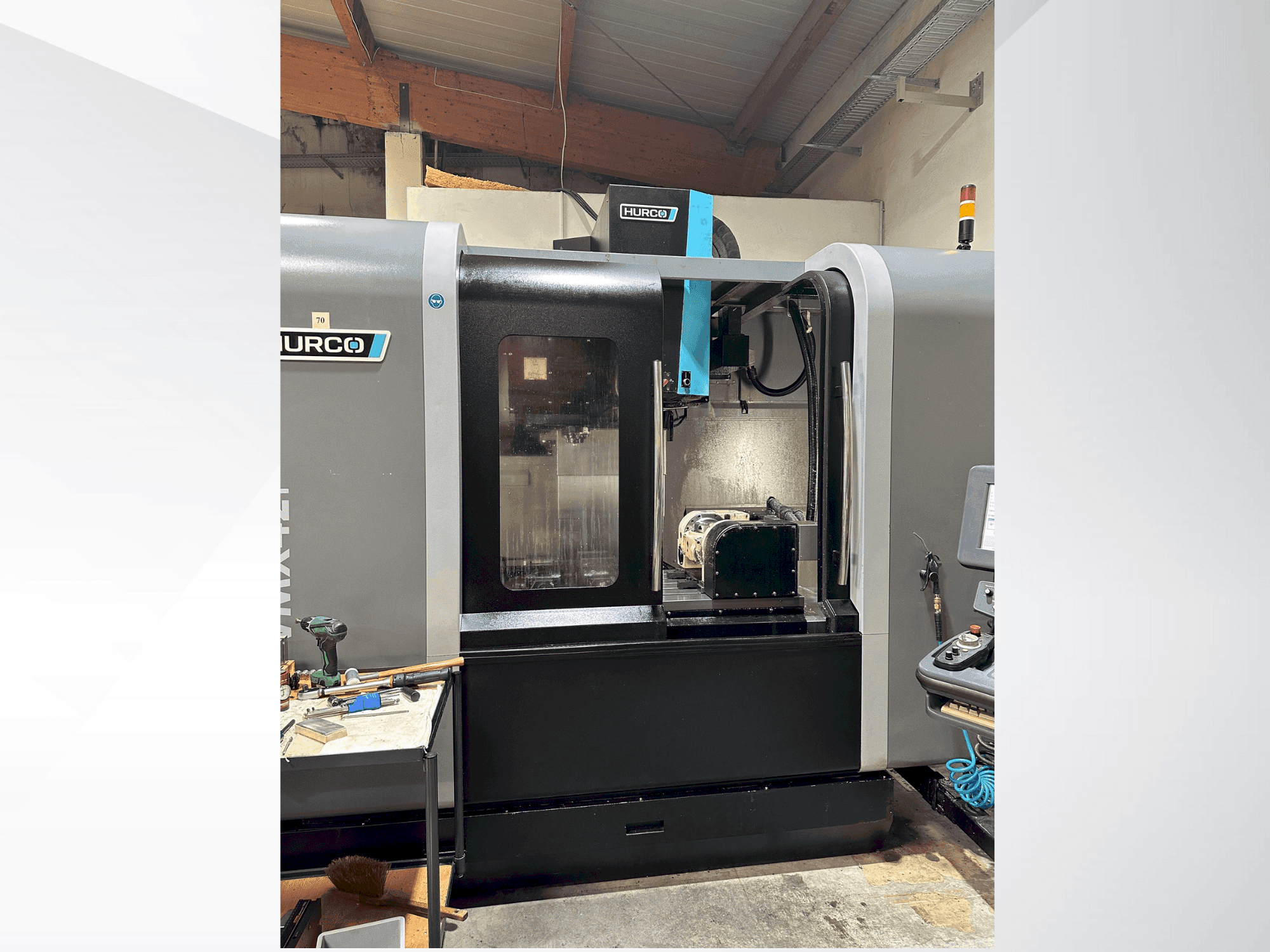 Widok z przodu maszyny Hurco VMX 42i