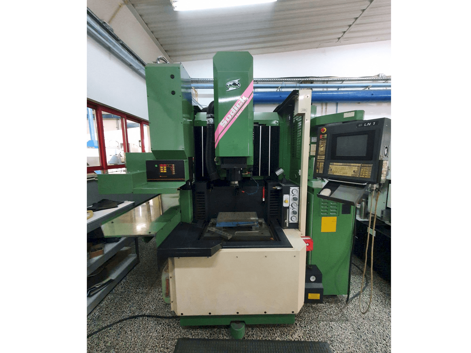 Widok z przodu maszyny Sodick AQ35L