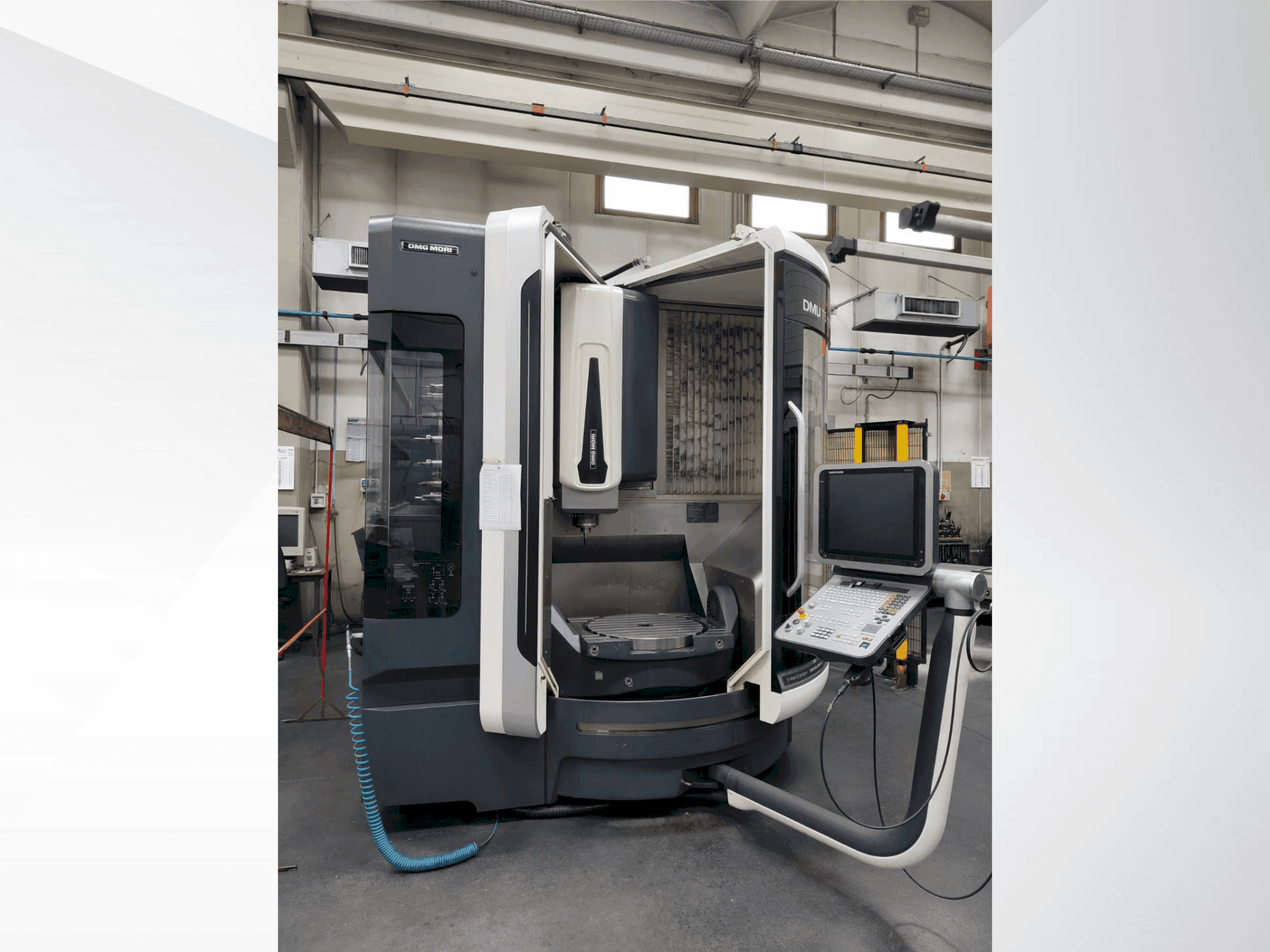Widok z przodu maszyny DMG MORI DMU 75 Monoblock