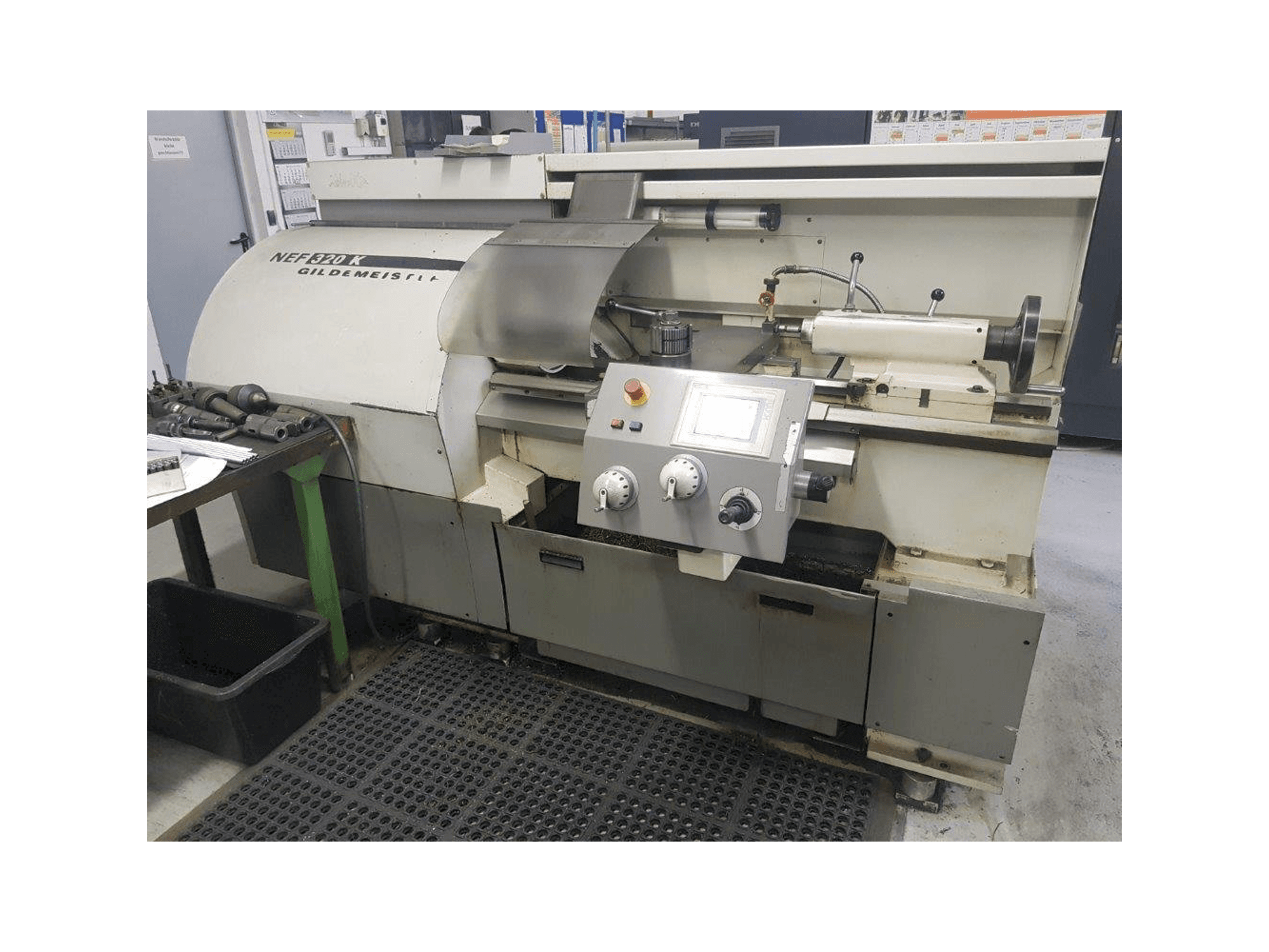 Widok z przodu maszyny Gildemeister NEF 320 K
