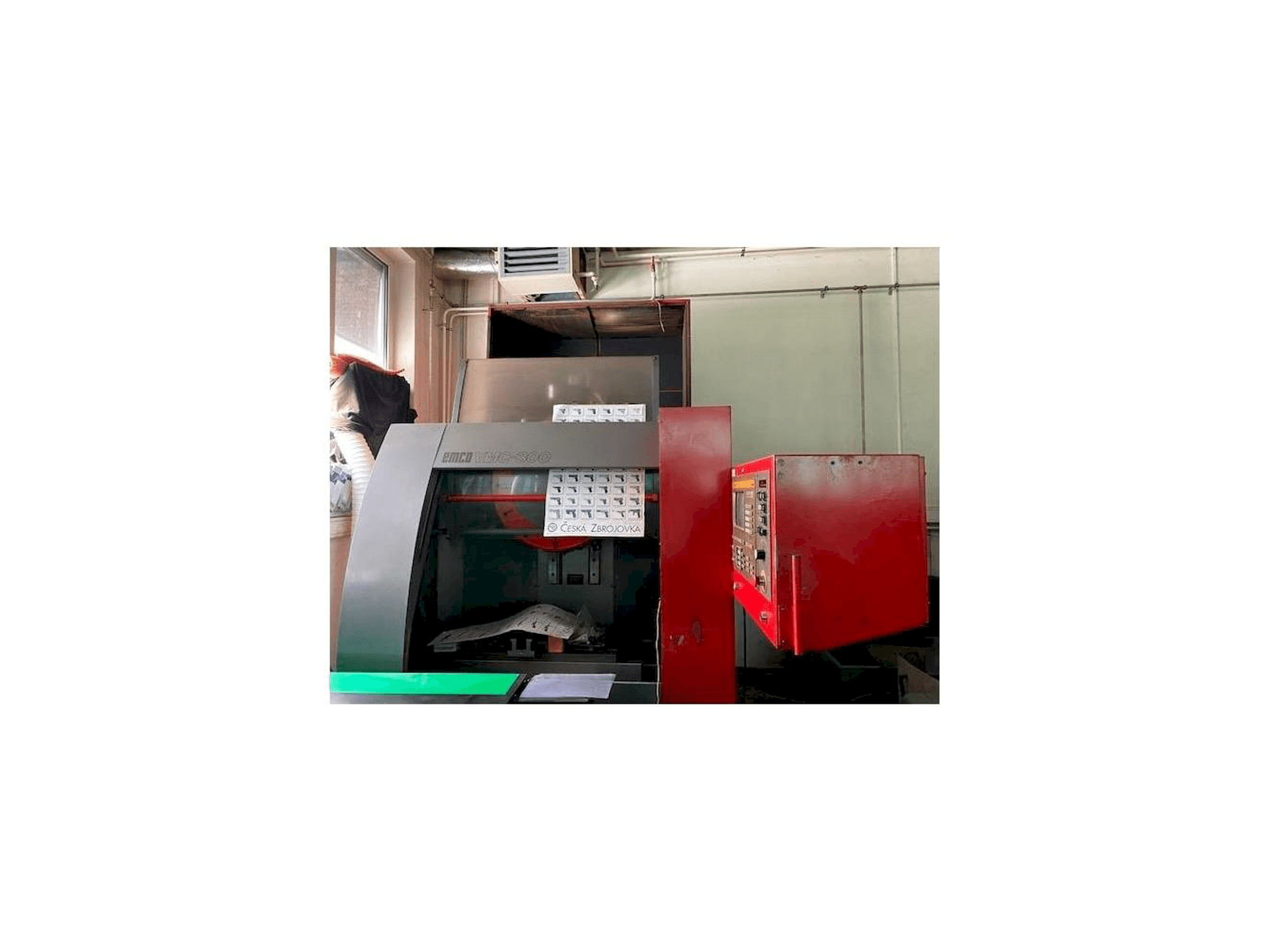 Widok z przodu maszyny EMCO VMC 300