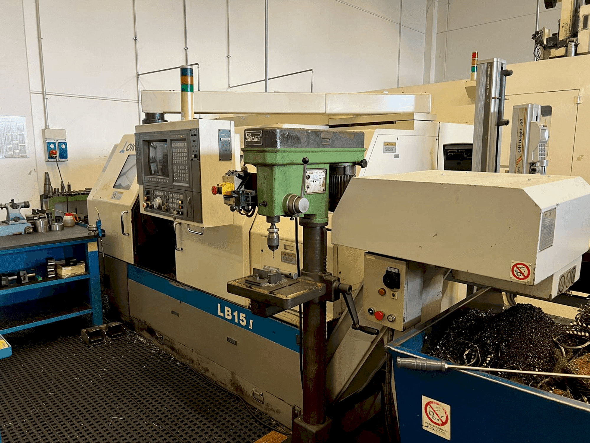 Widok z przodu maszyny Okuma LB 15-II M