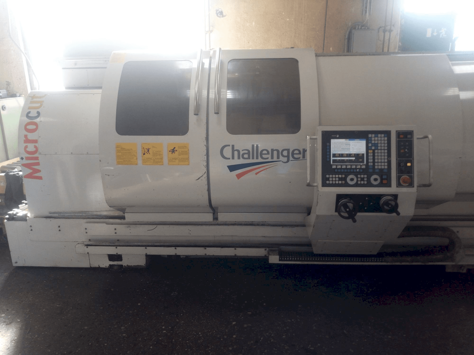 Widok z przodu maszyny MICROCUT BNC 2280