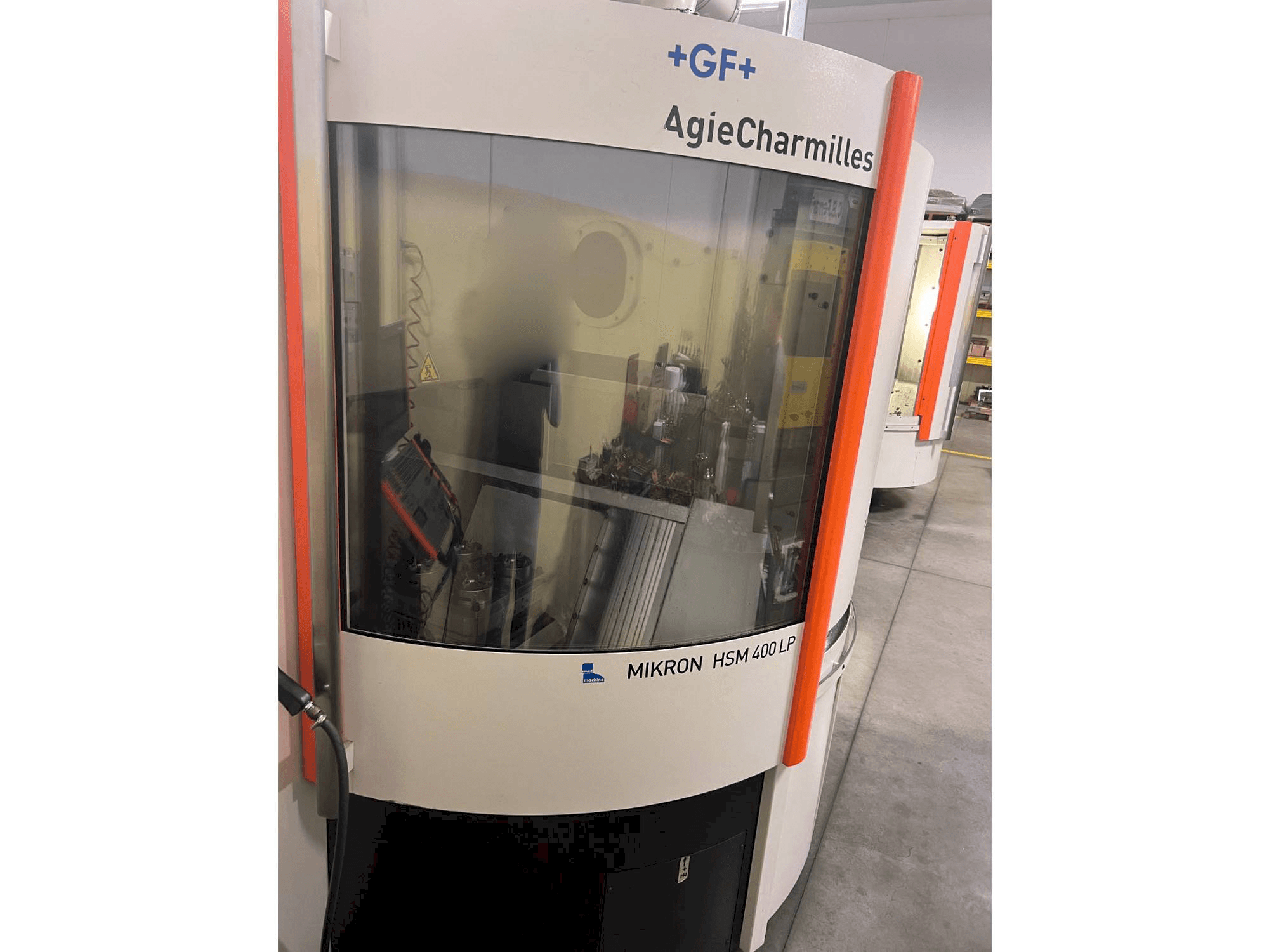 Widok z przodu maszyny AgieCharmilles MIKRON HSM 400 LP