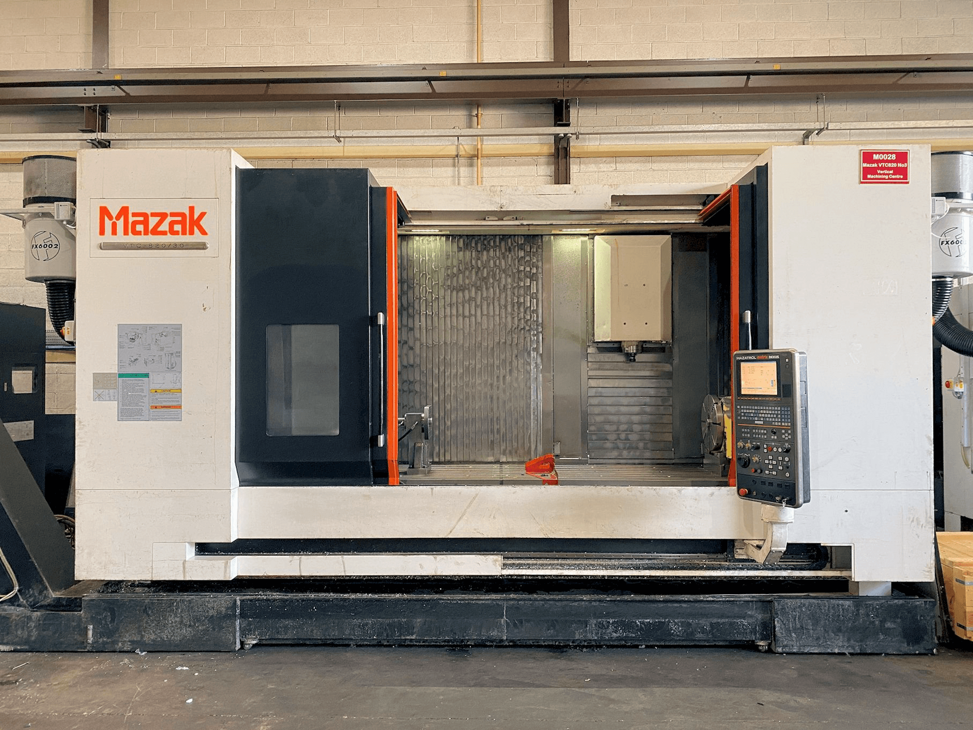 Widok z przodu maszyny Mazak VTC-820/30
