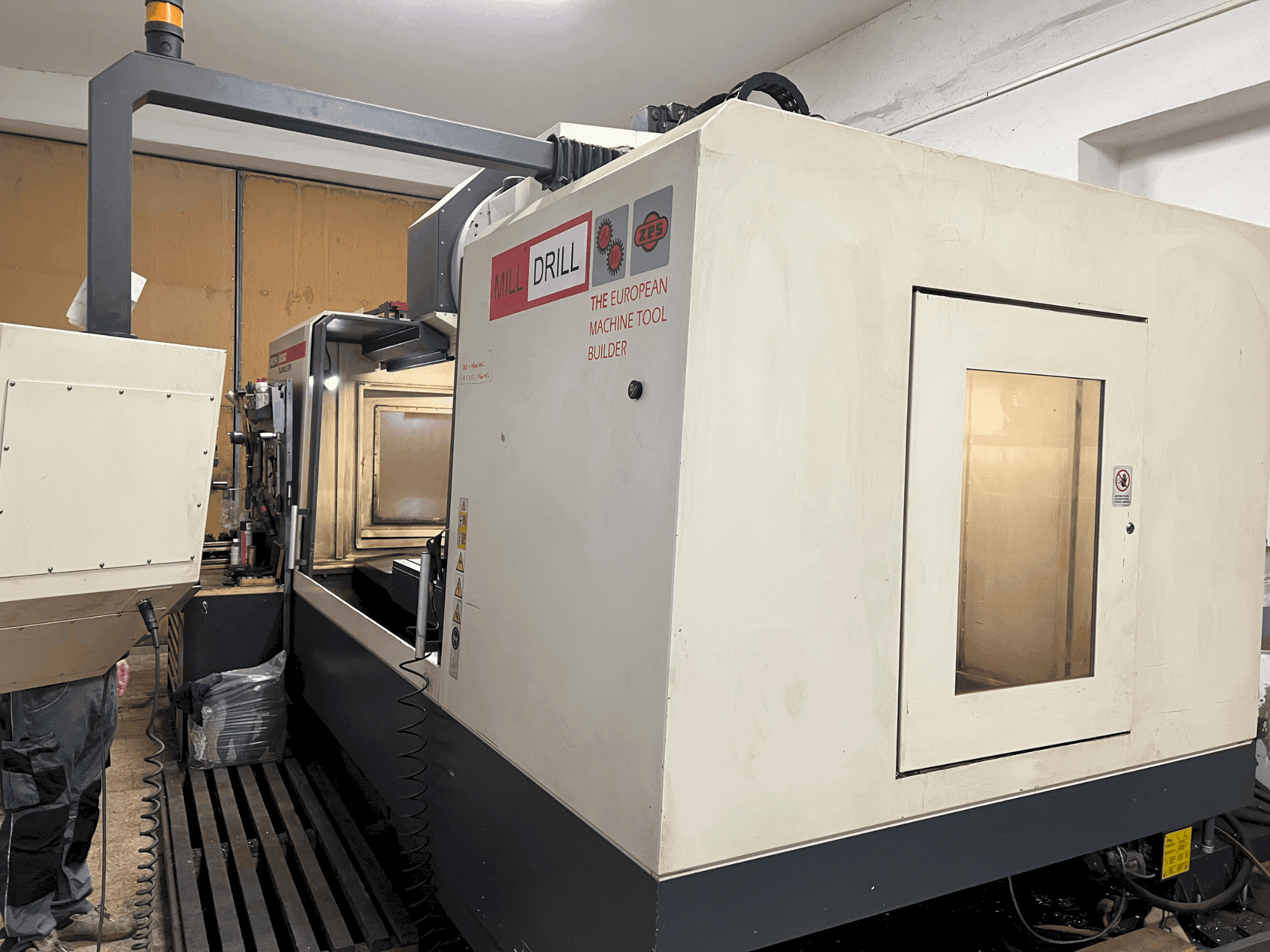 Widok z przodu maszyny TAJMAC-ZPS MCFV 2080