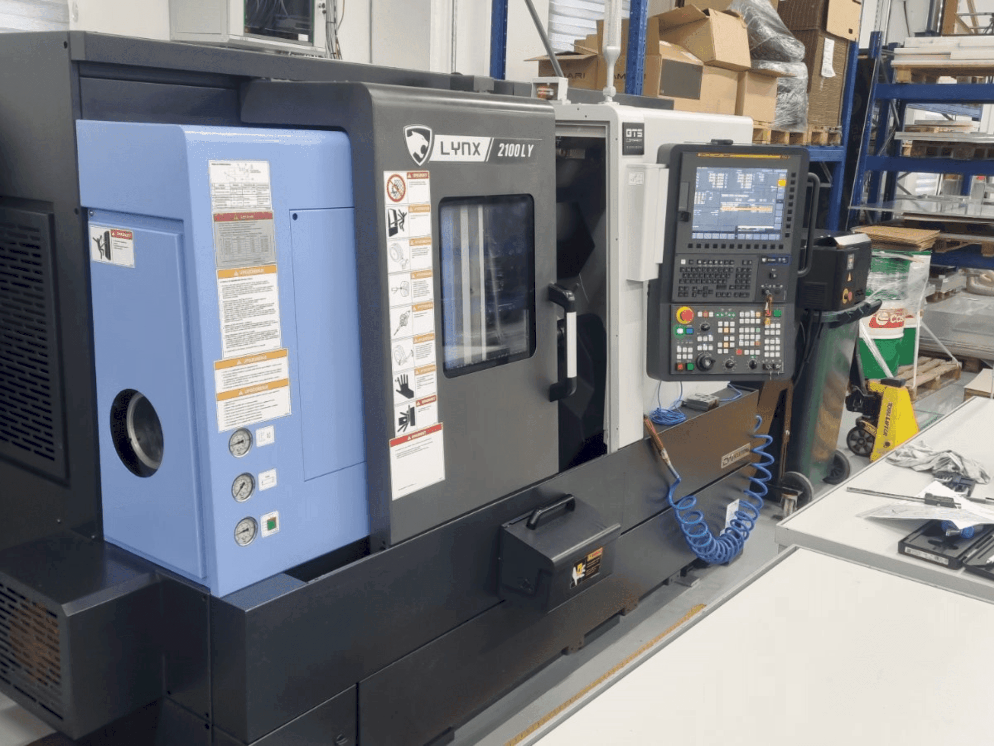 Widok z przodu maszyny DN SOLUTIONS LYNX 2100 LYB