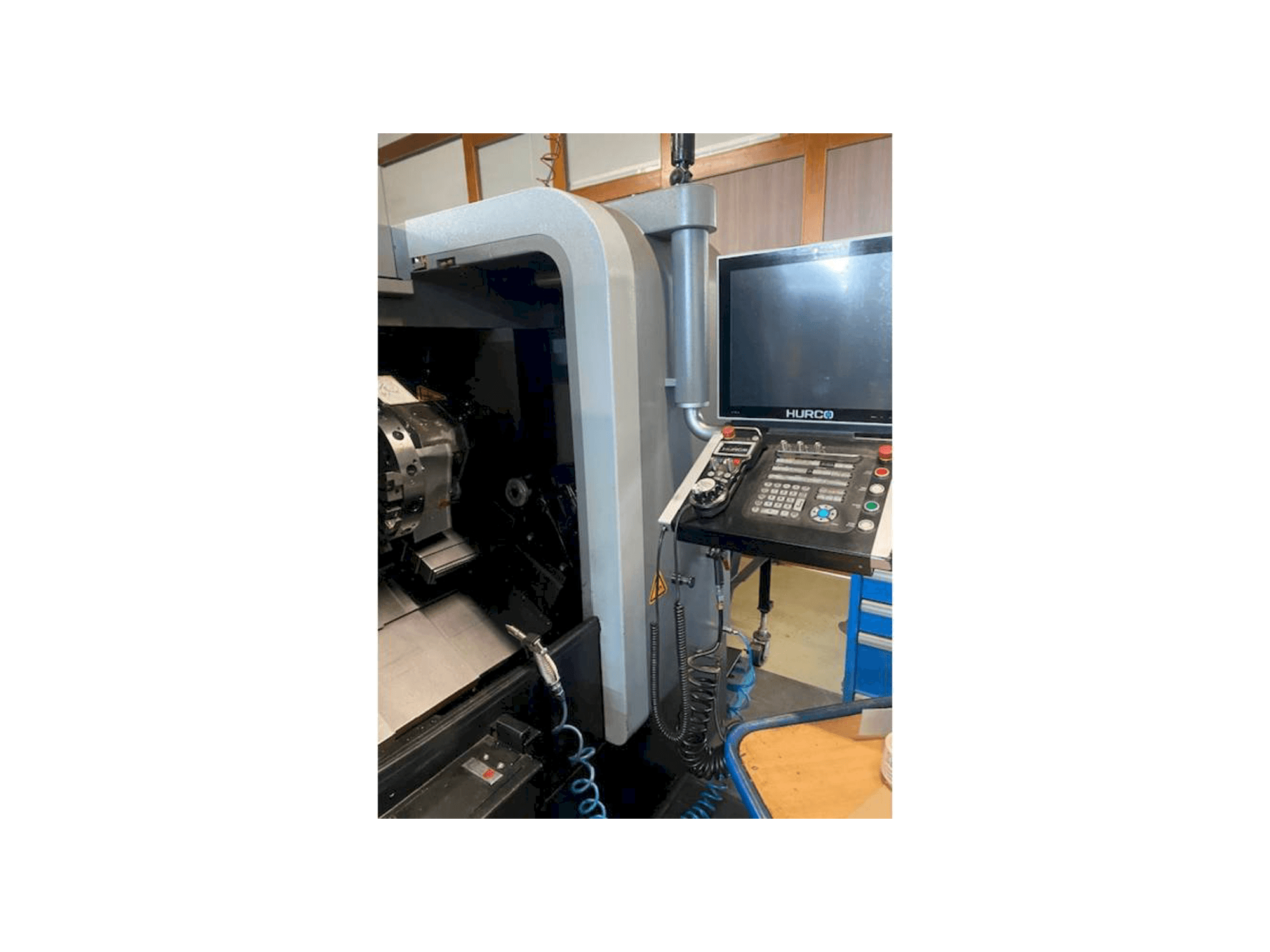 Widok z przodu maszyny Hurco TM8i
