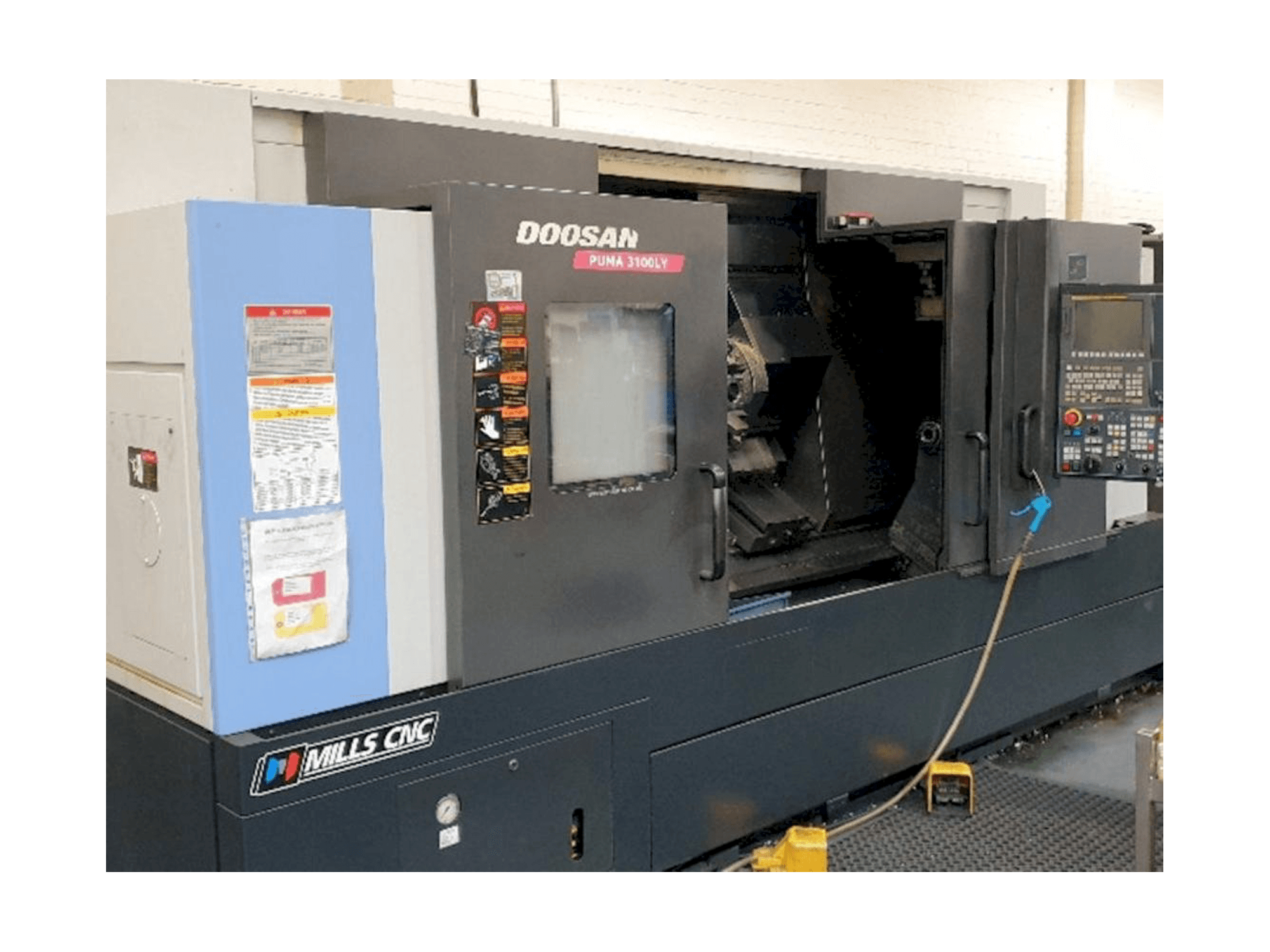 Widok z przodu maszyny Doosan Puma 3100LY