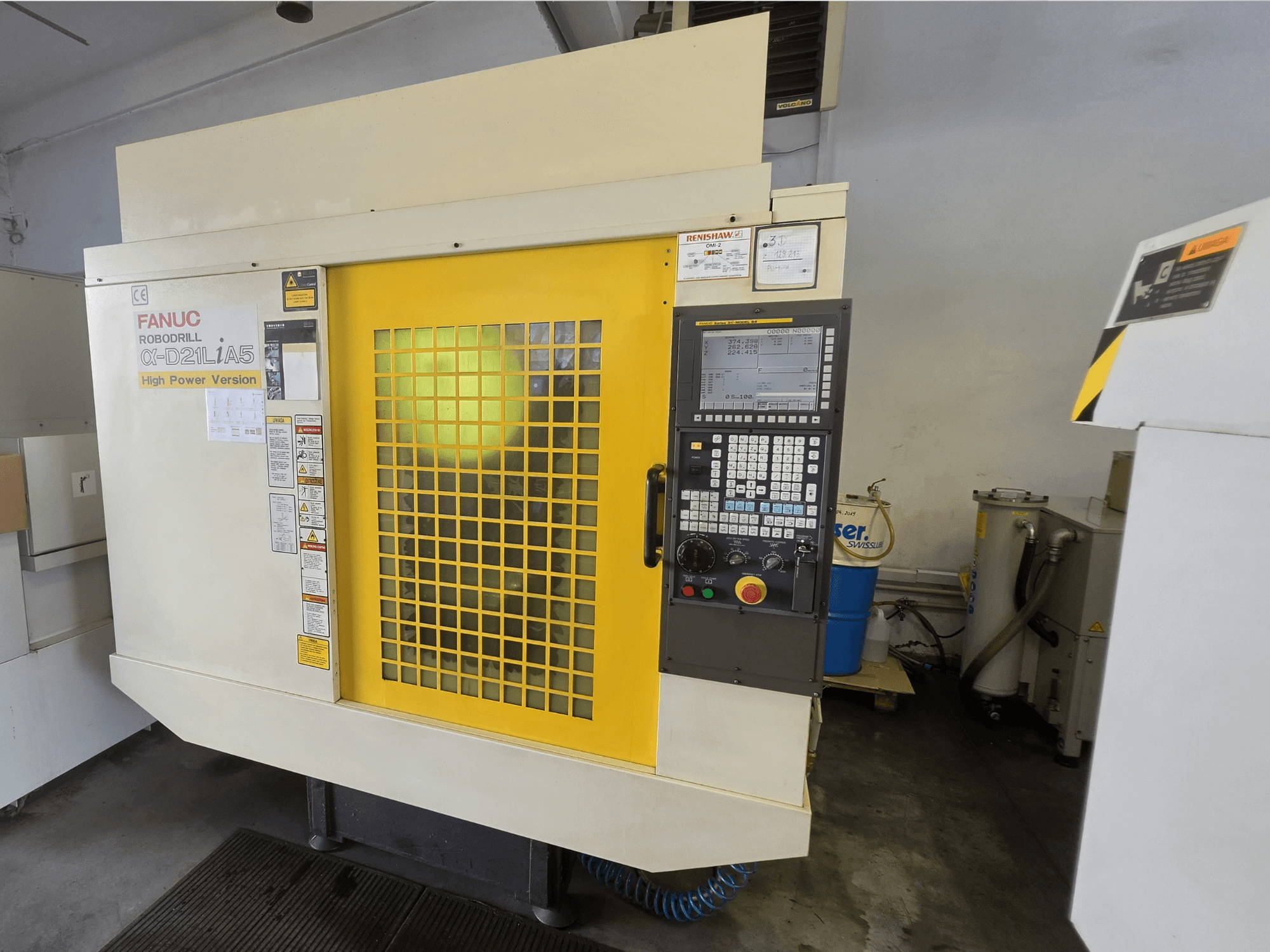 Pionowe centrum obróbcze FANUC ROBODRILL alpha-D21LiA5, widok z przodu, z żółtymi drzwiami zabezpieczającymi i panelem sterowania.