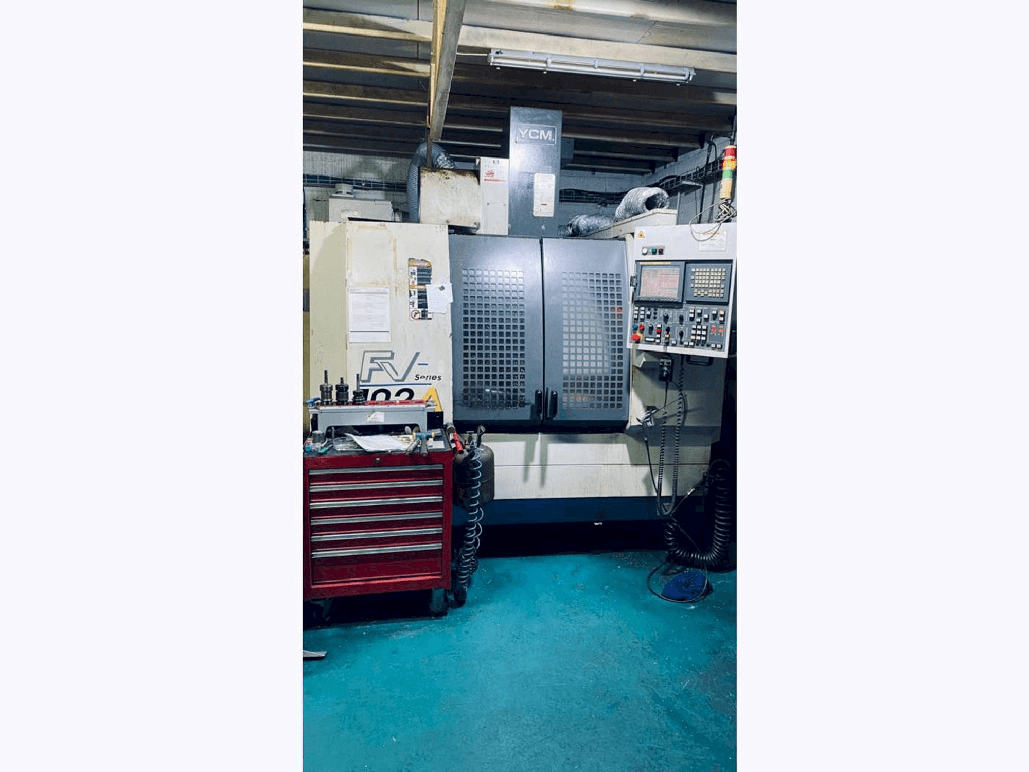 Widok z przodu maszyny YCM FV102A